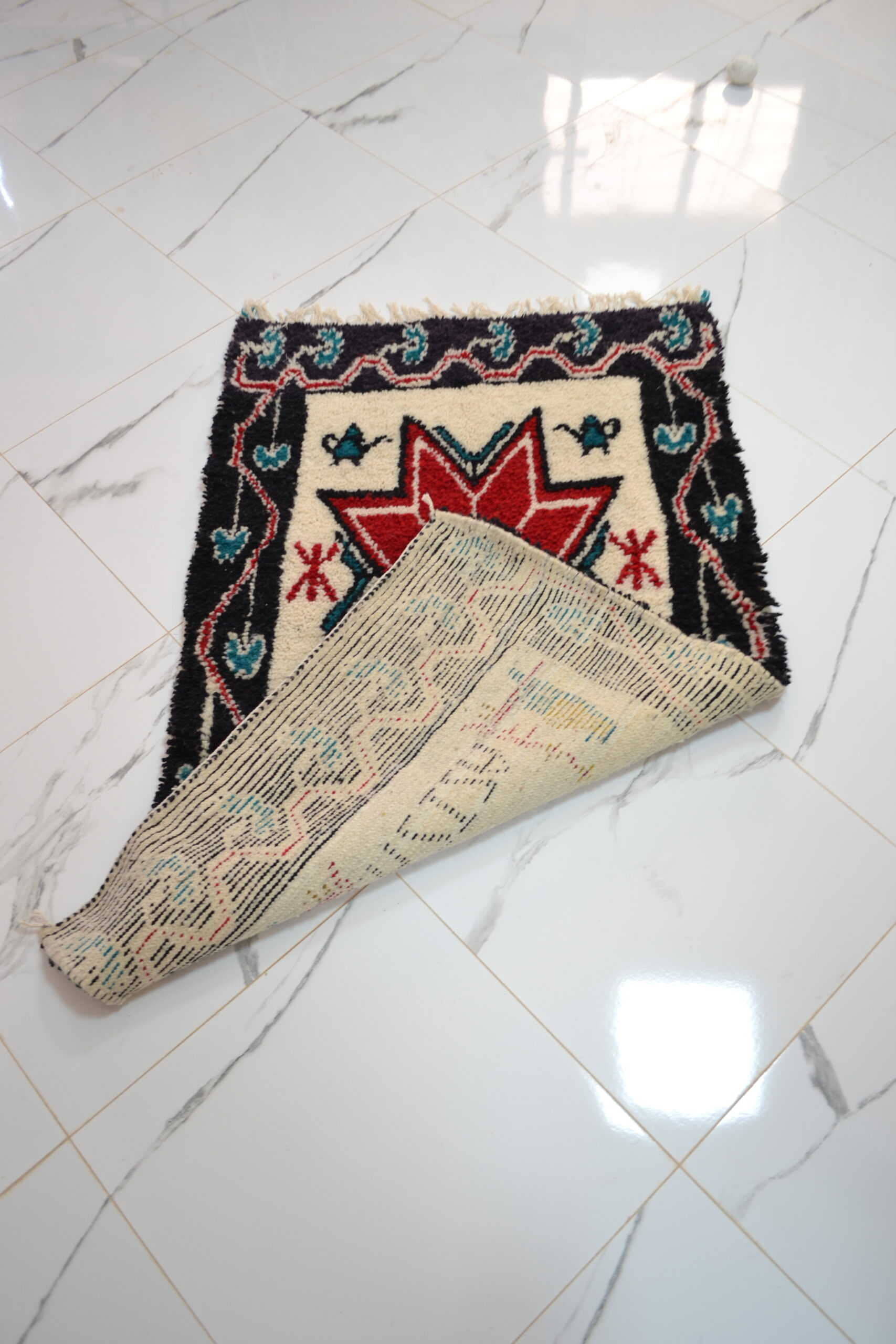 Tapis à motifs traditionnels avec nom "AZIZA" - Image 2