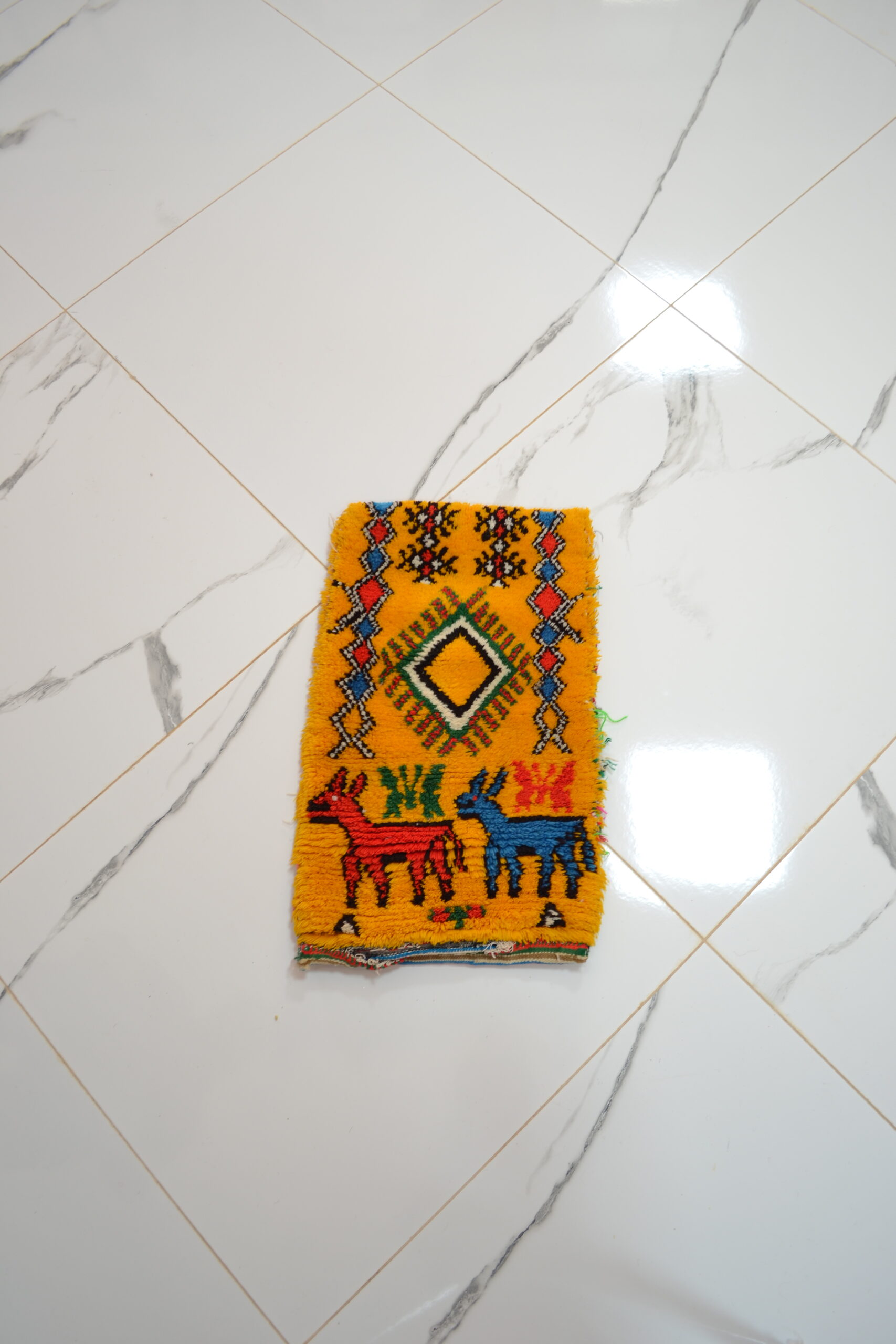 Tapis jaunes avec animaux et symboles