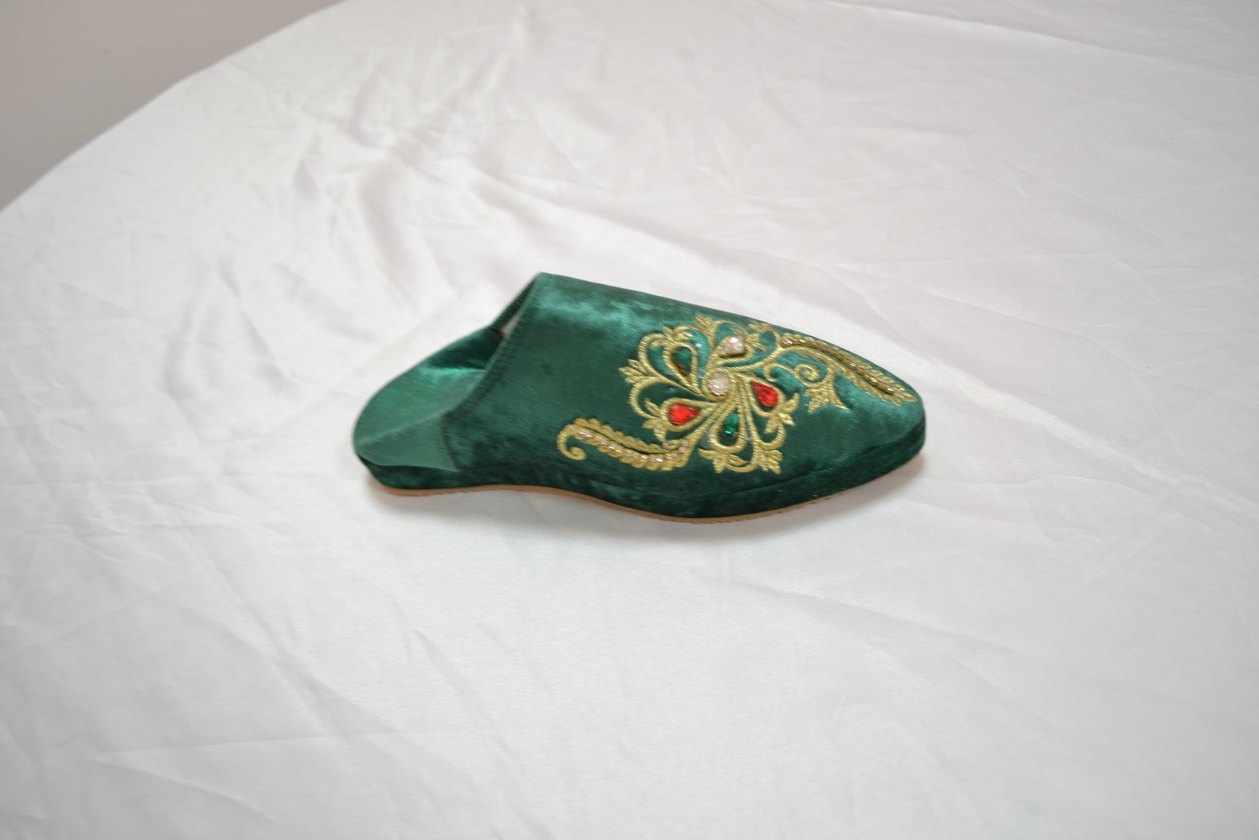 Babouche verte brodée