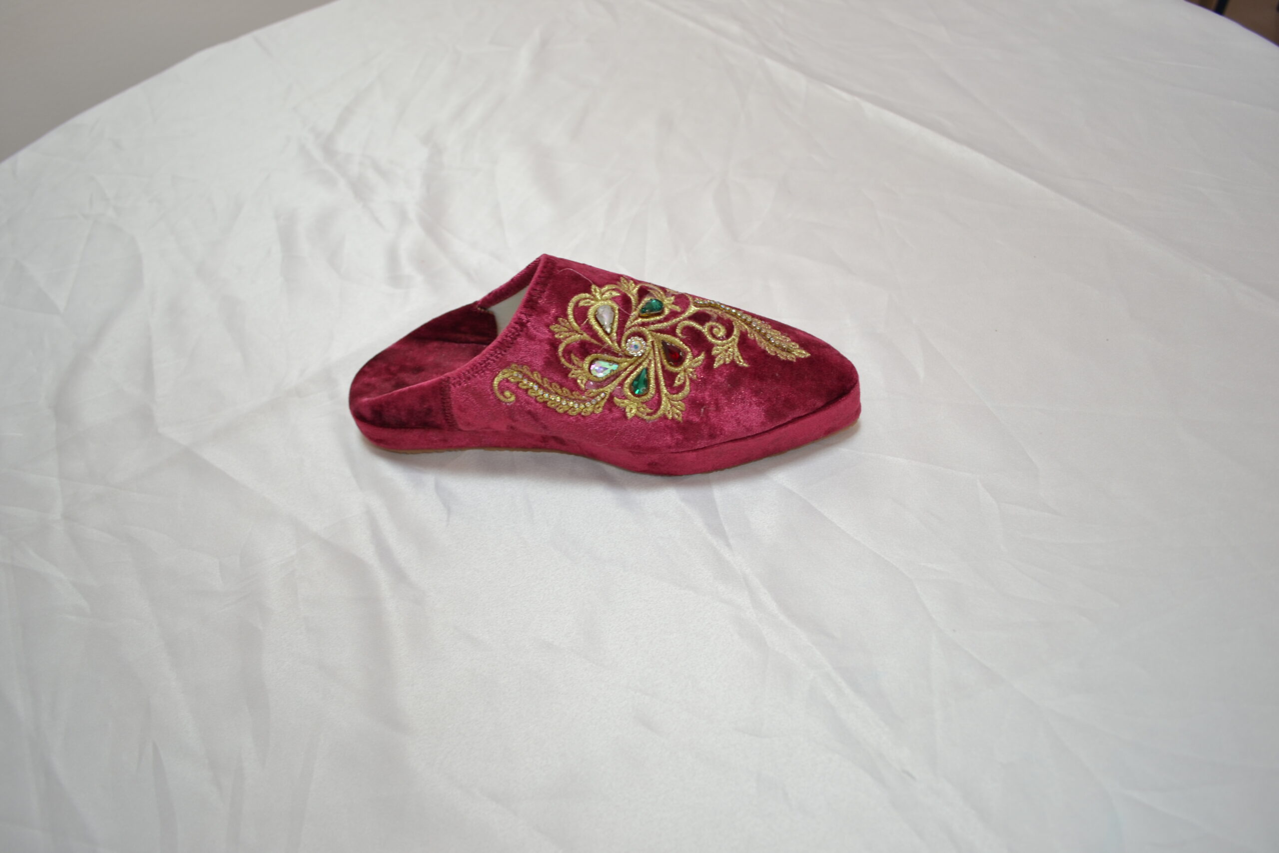 Babouche rouge foncé décorée