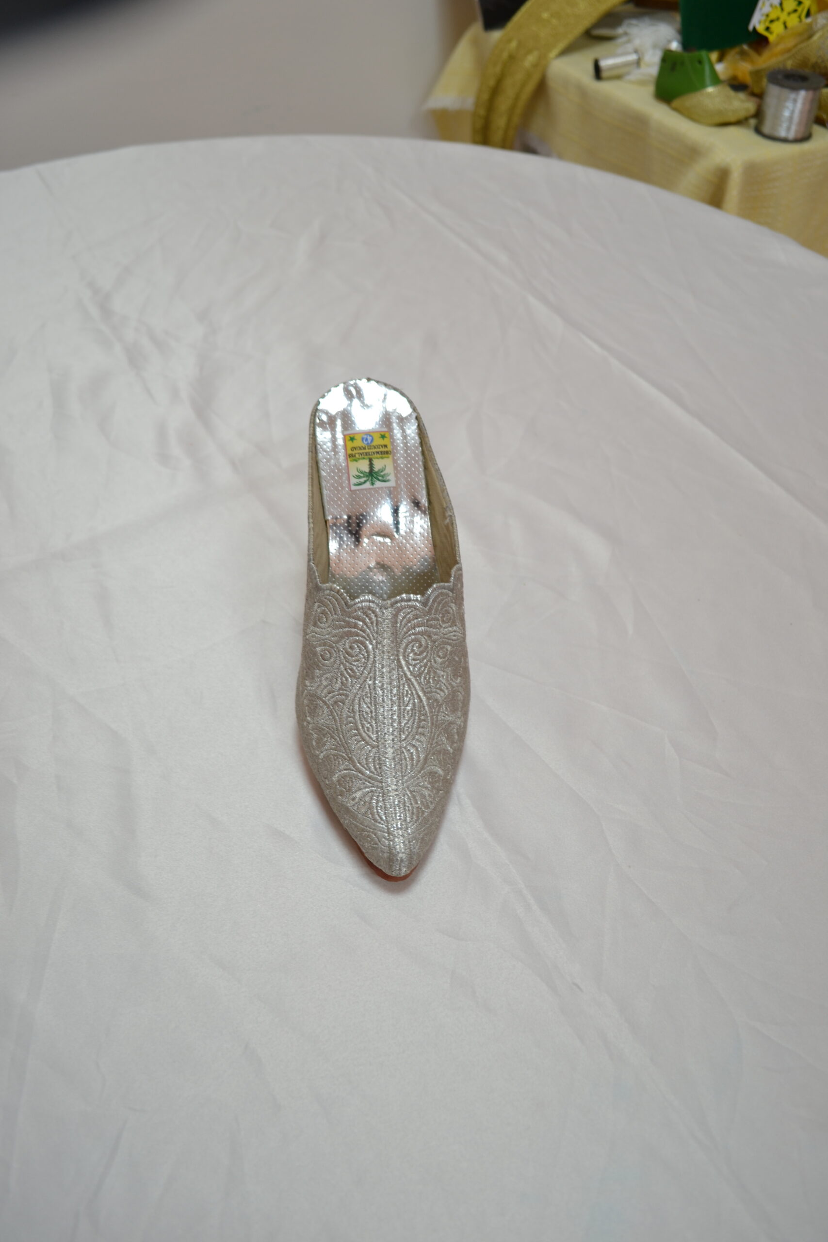 Babouche argentée brodée - Image 2