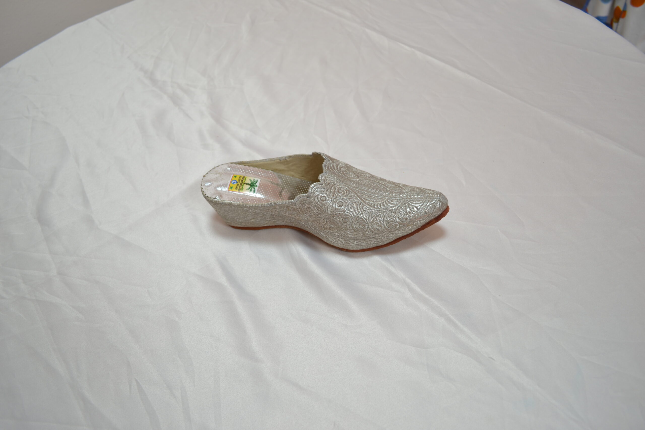 Babouche argentée brodée