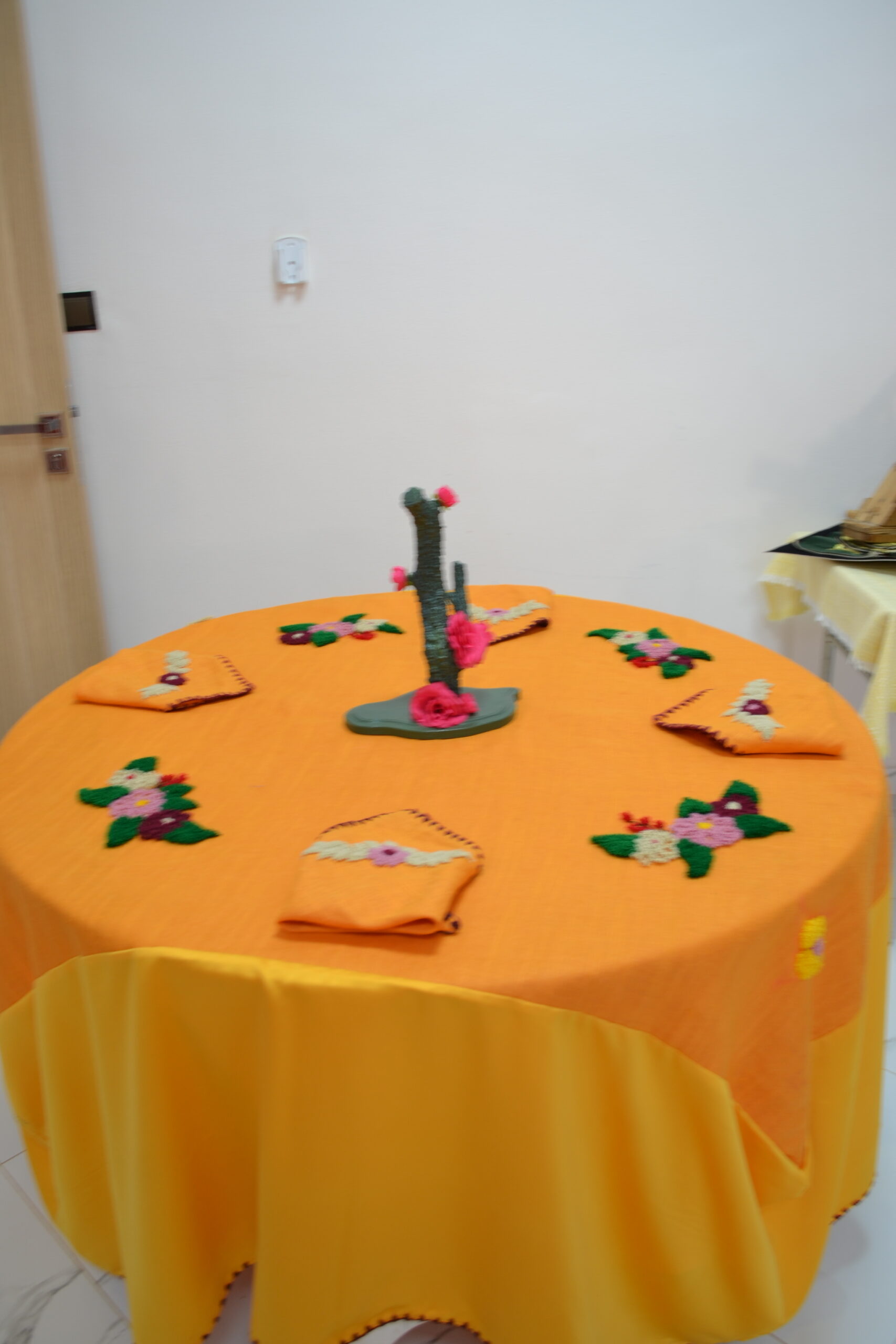 Nappe brodée à la main