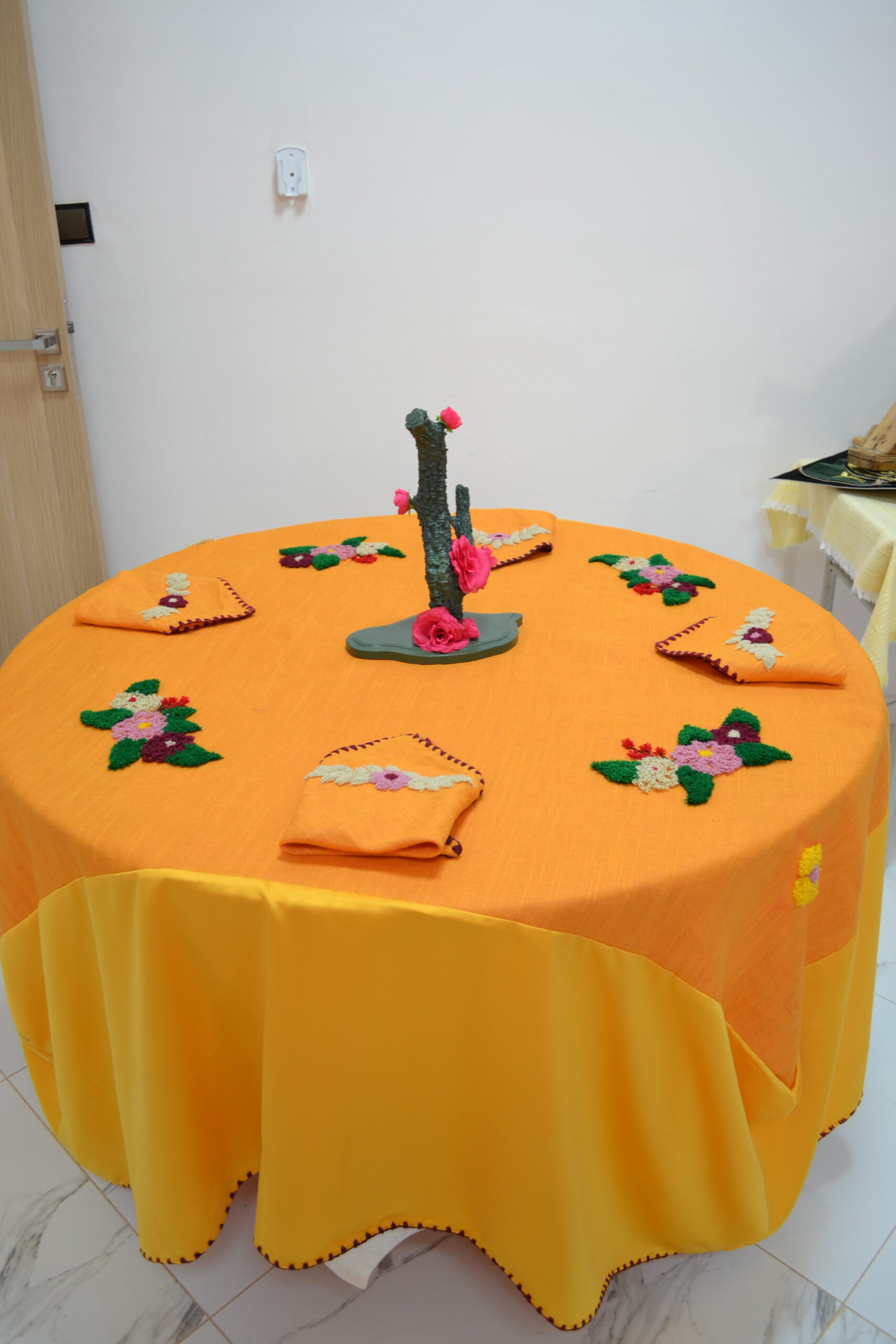 Nappe brodée à la main - Image 2