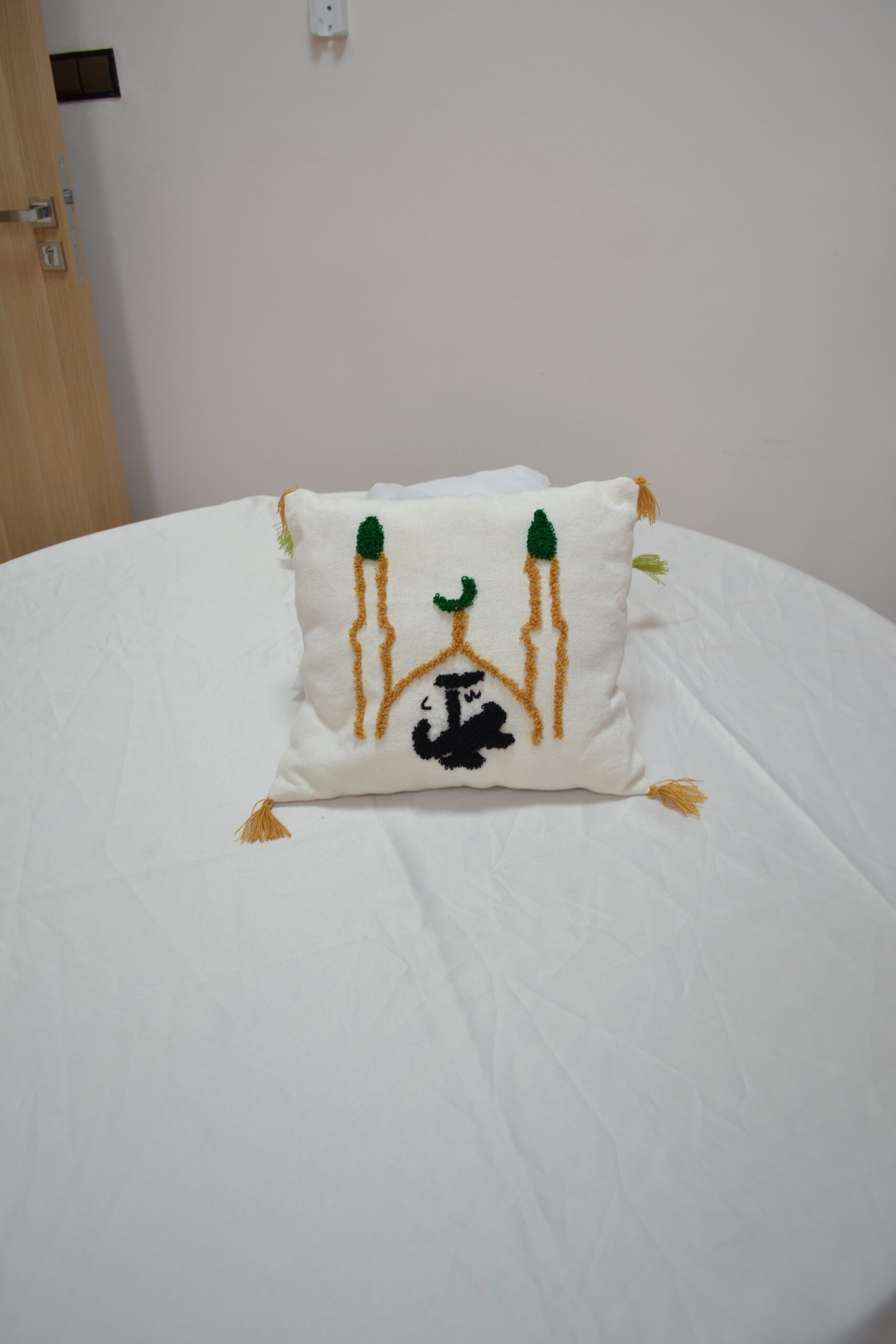 Coussin brodé à la main