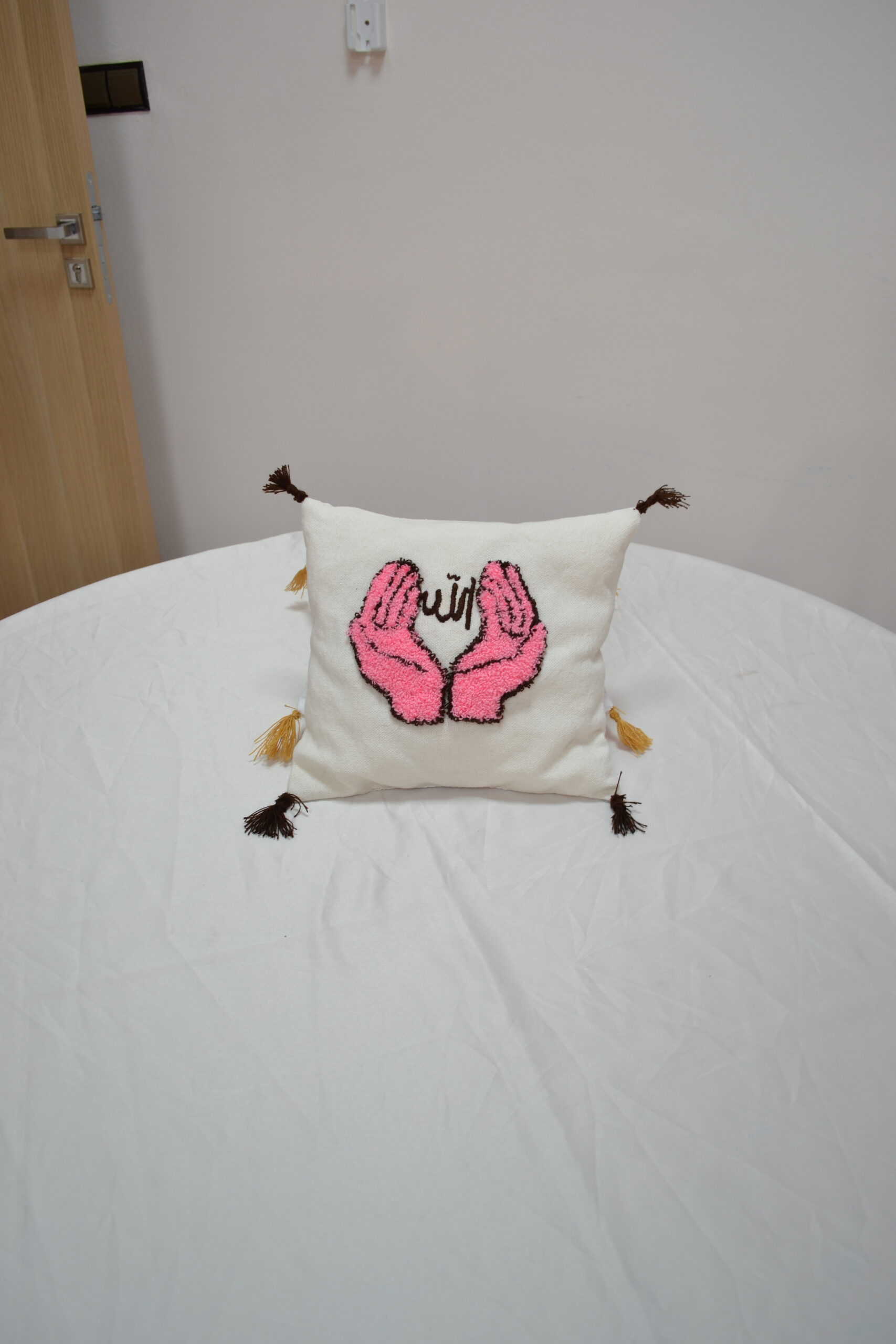 Coussin brodé à la main