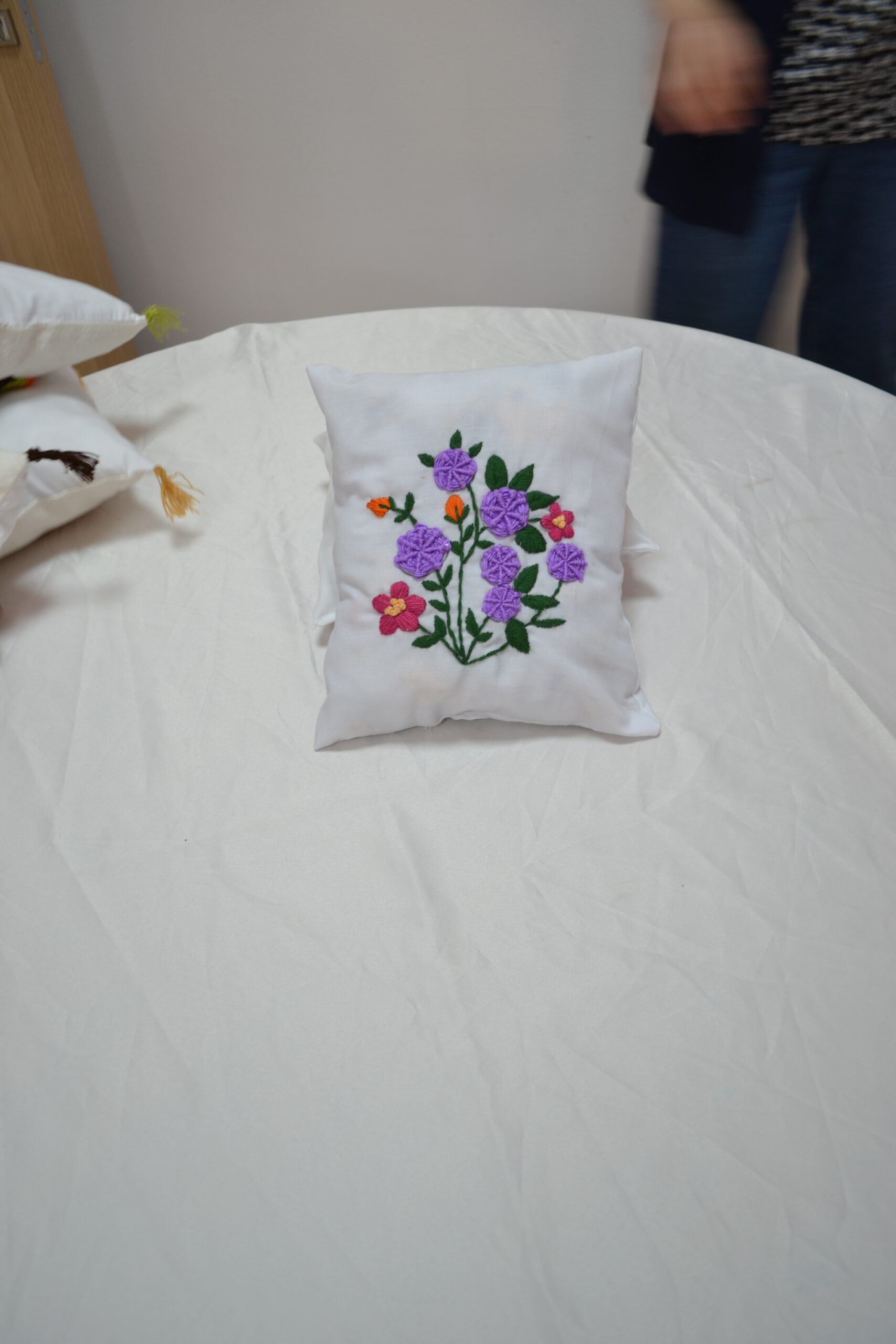 Coussin brodé à la main