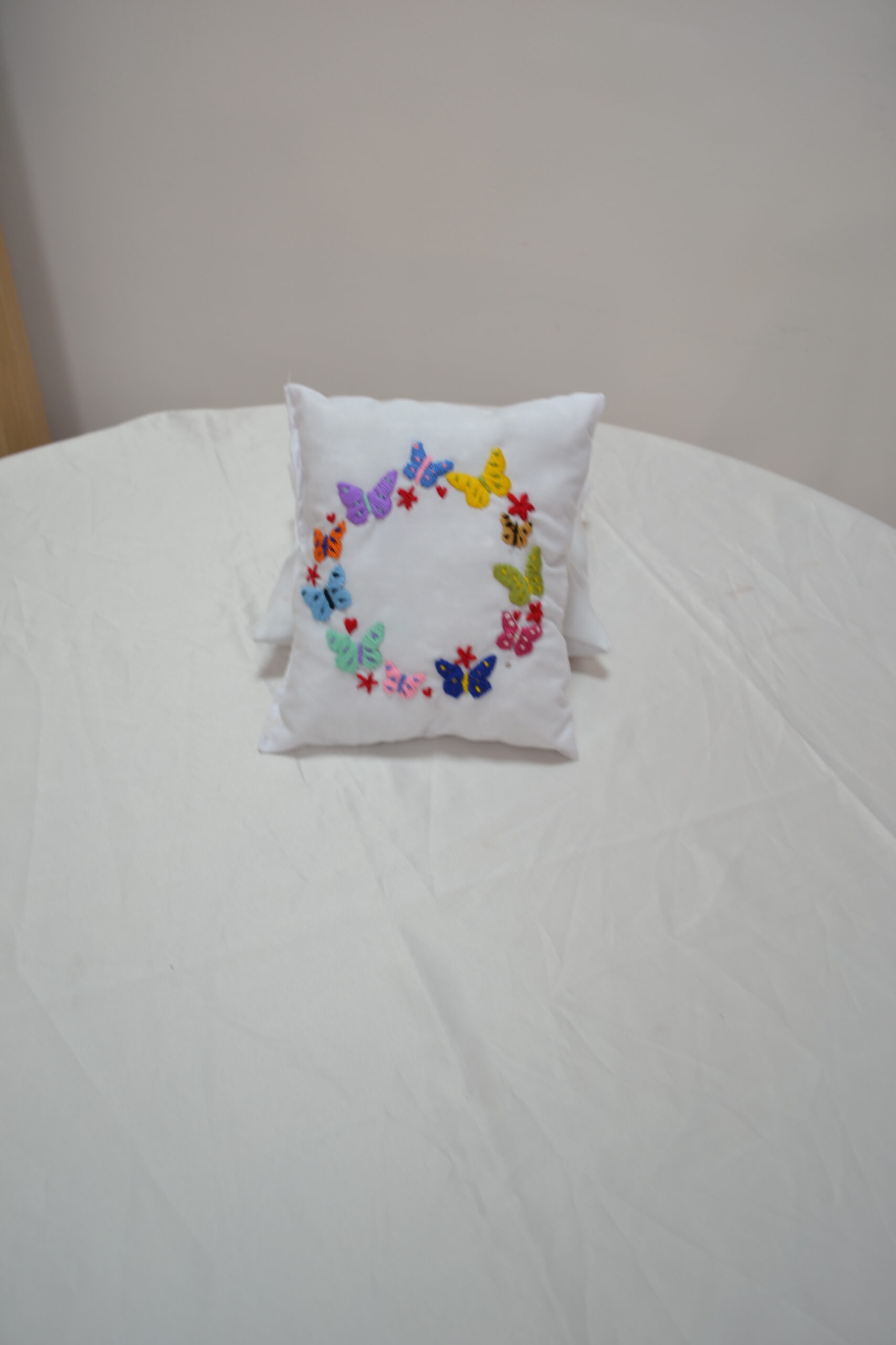 Coussin brodé à la main