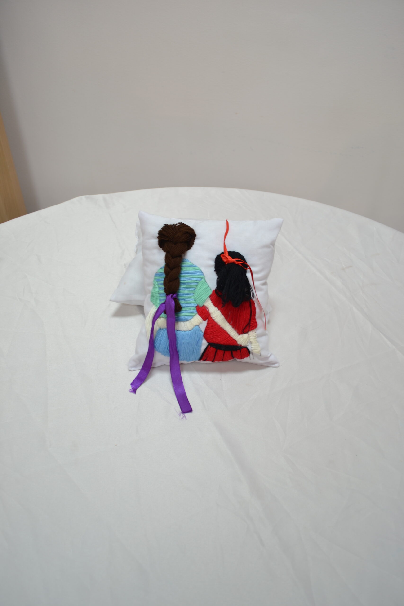 Coussin brodé à la main