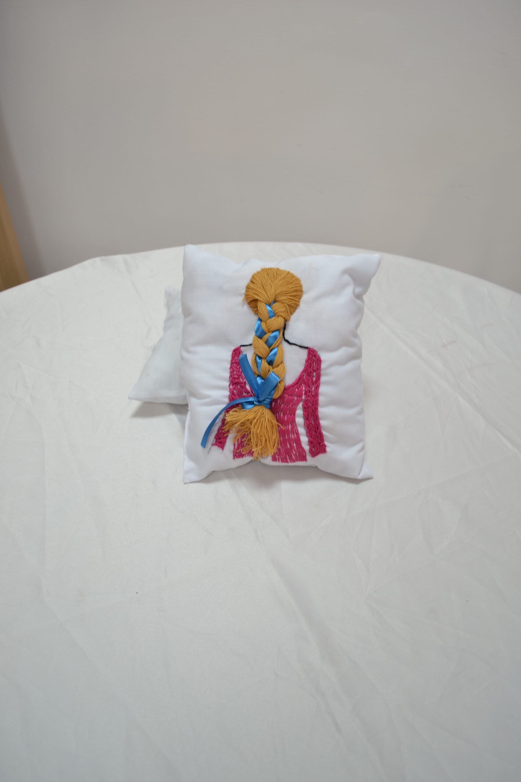 Coussin brodé à la main