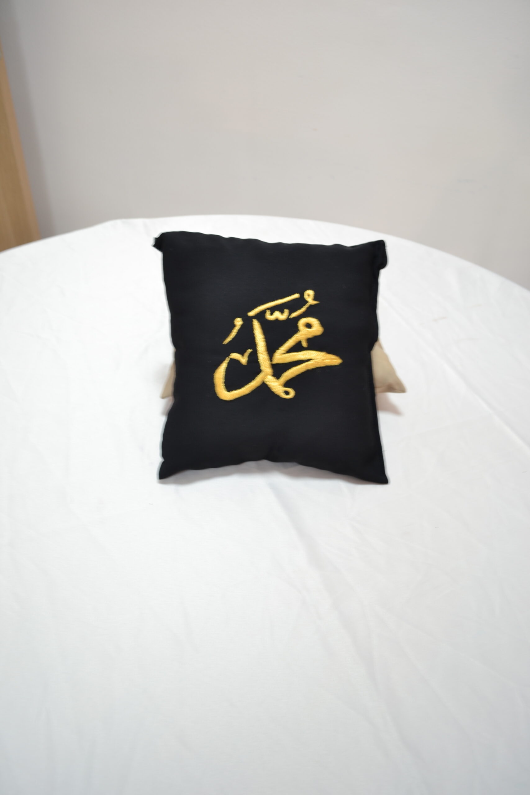 Coussin brodé à la main