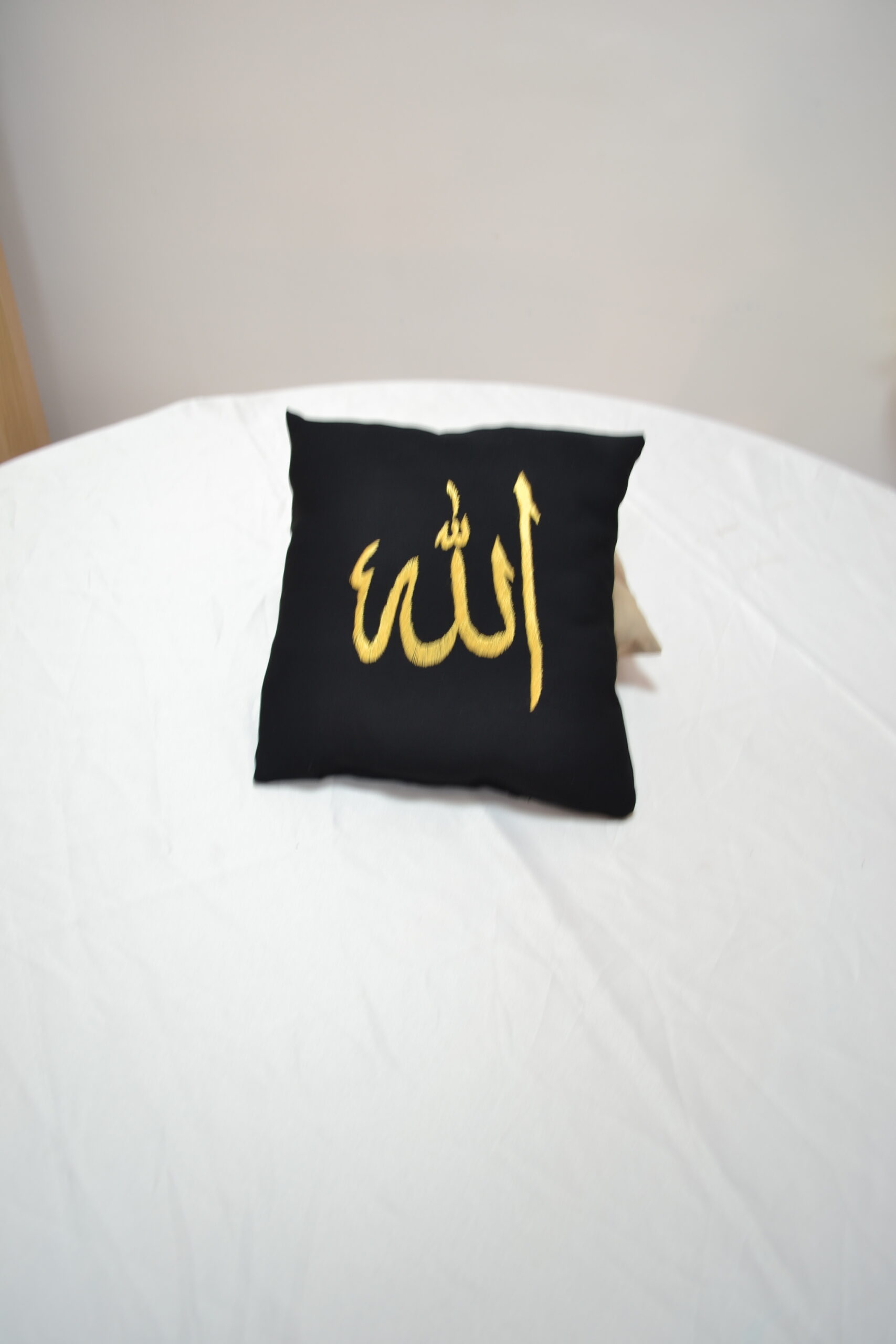 Coussin brodé à la main