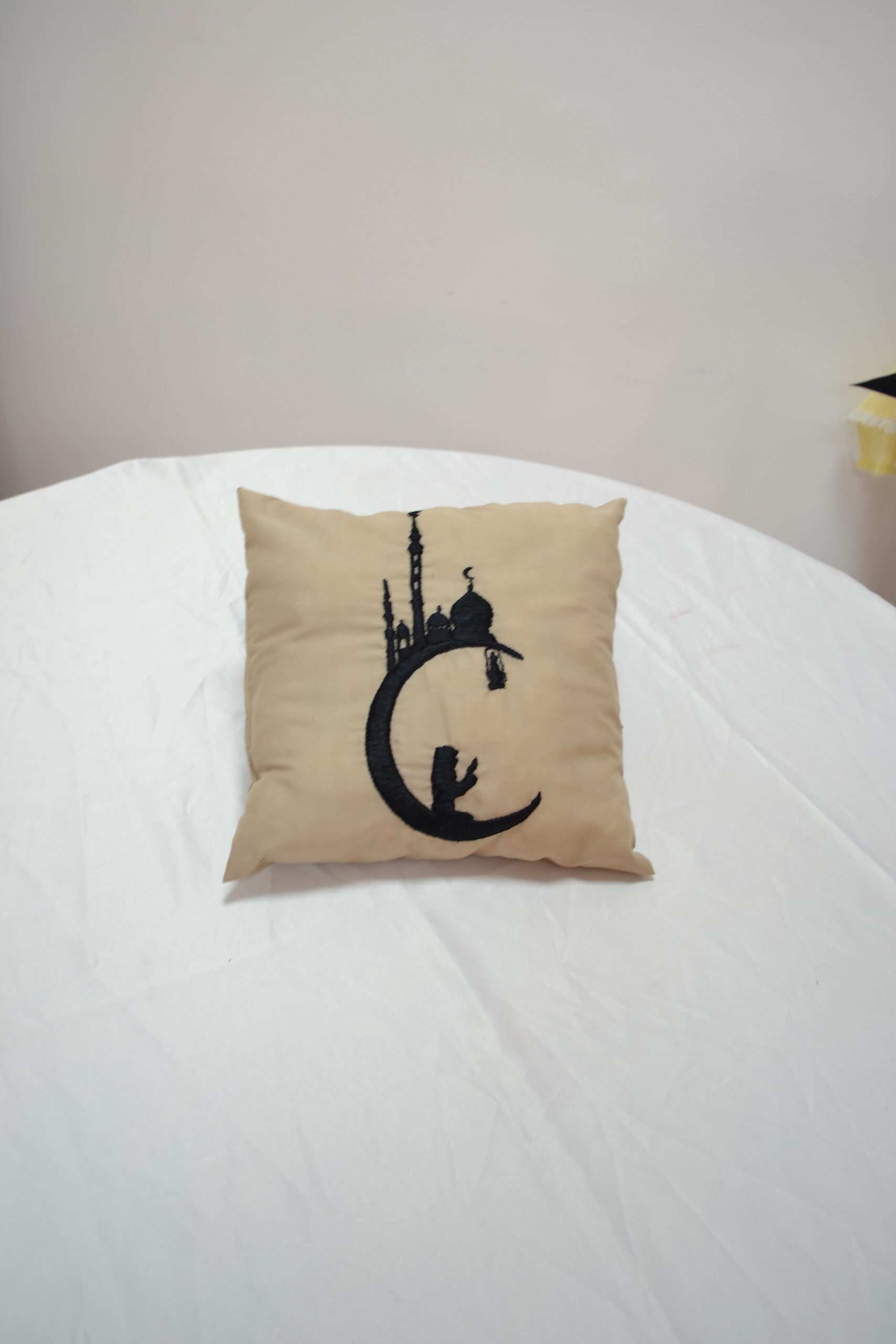 Coussin brodé à la main