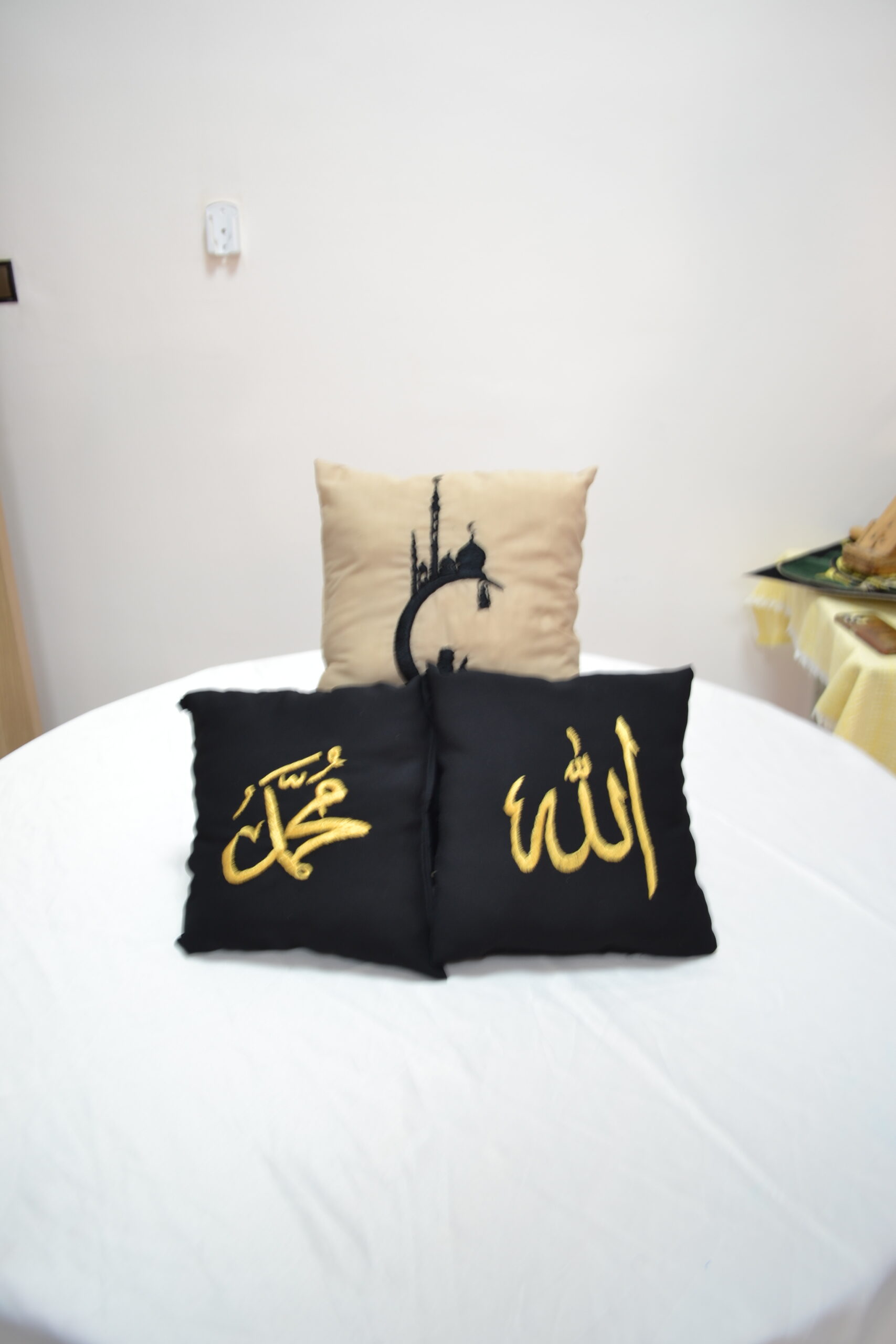 Coussin brodé à la main