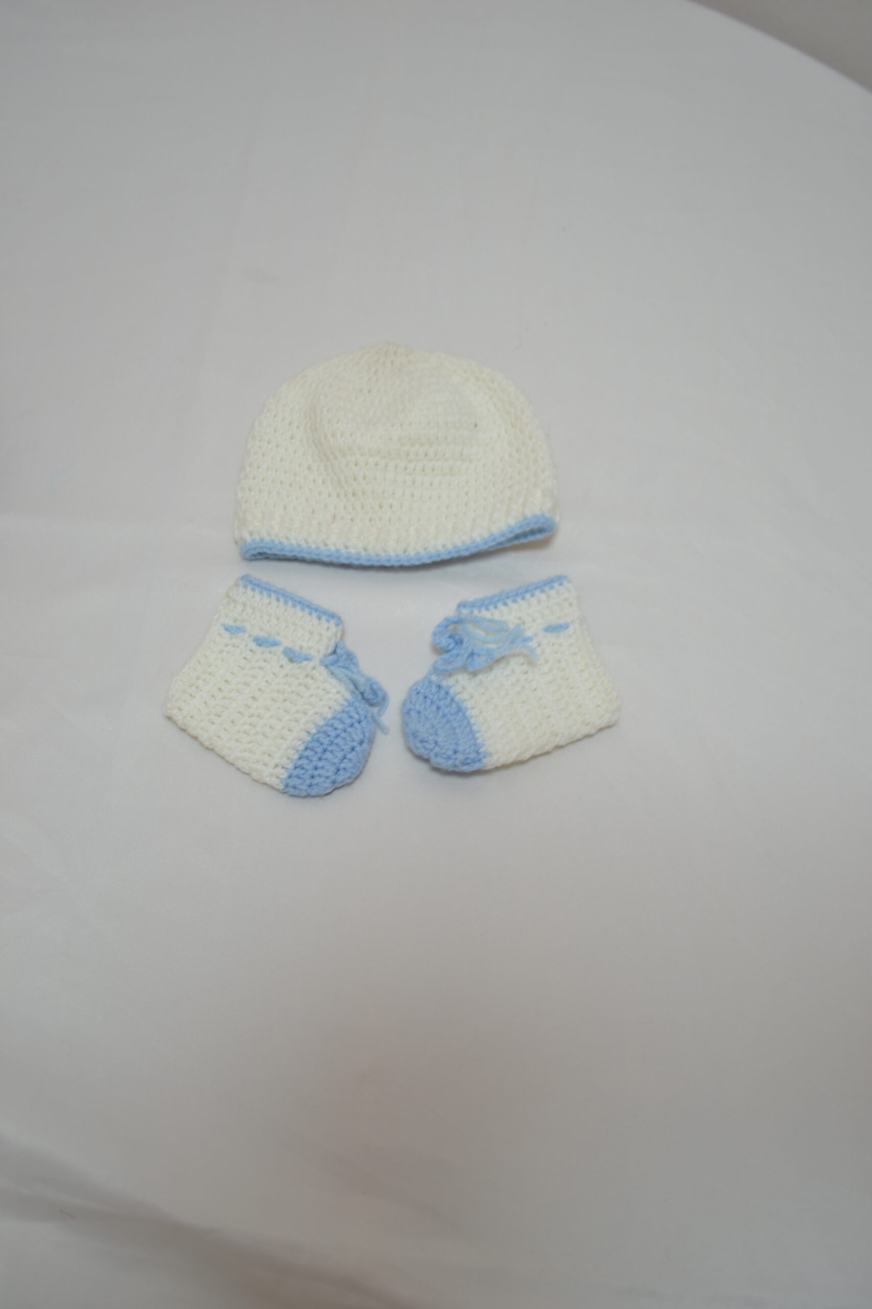 Ensemble tricoté pour bébé – Bonnet et chaussons