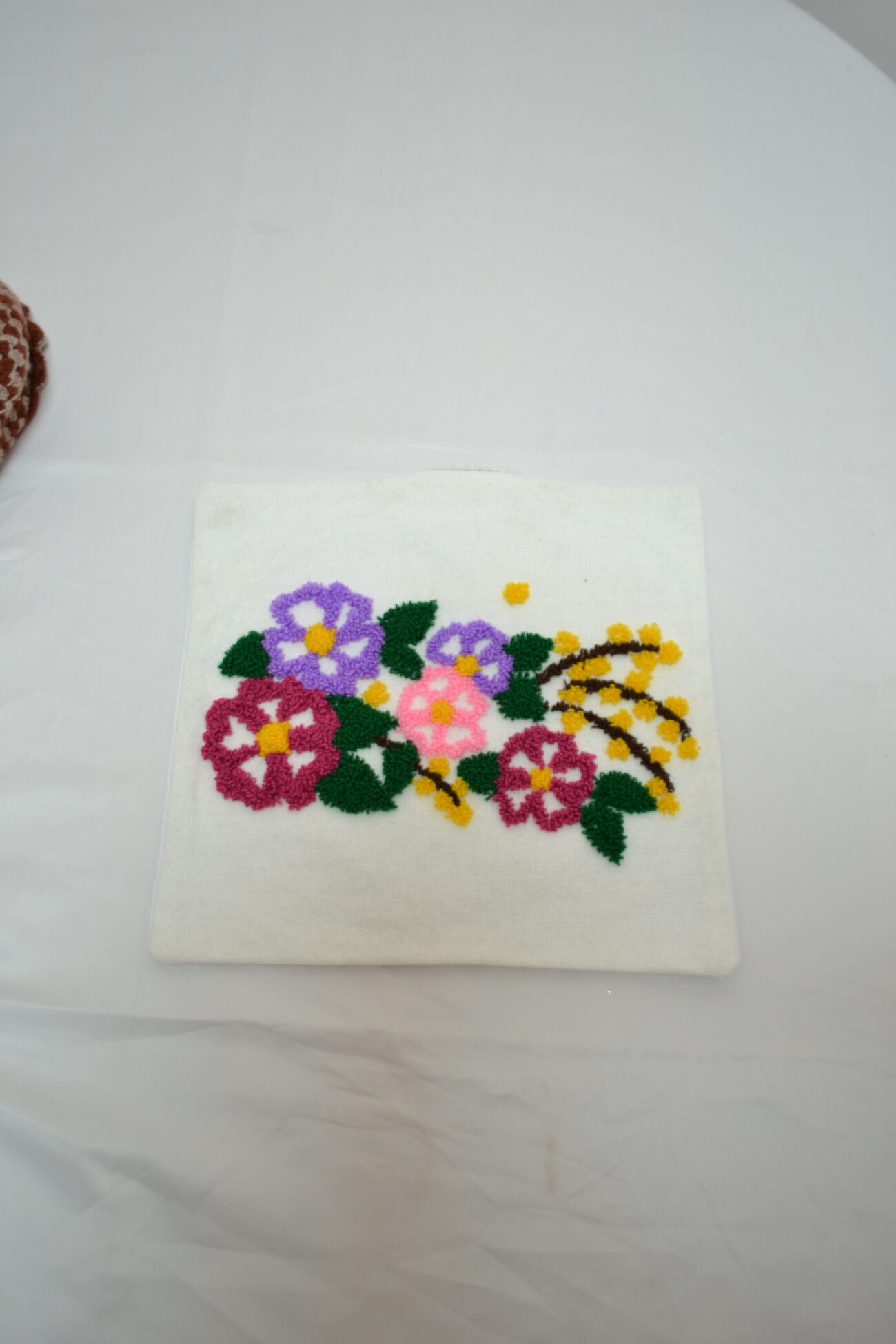 Coussin brodé à la main