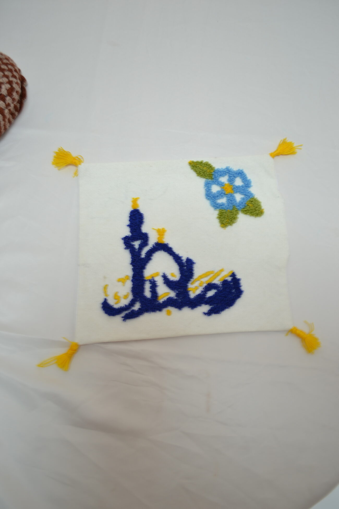 Coussin brodé à la main