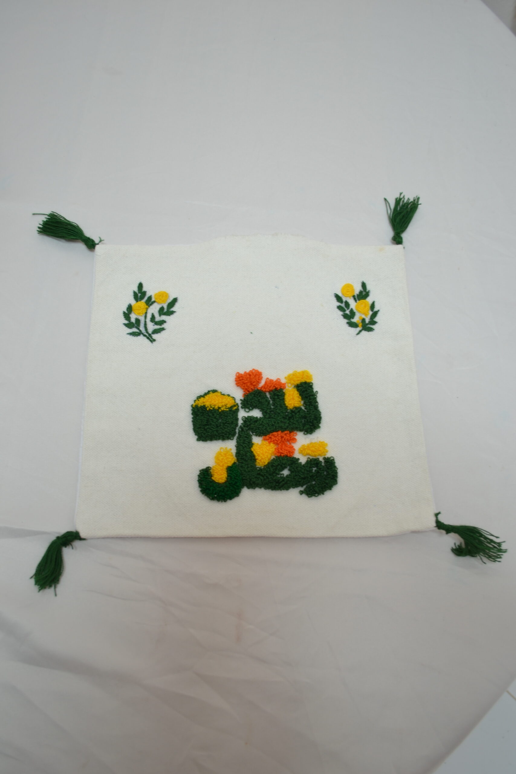 Coussin brodé à la main