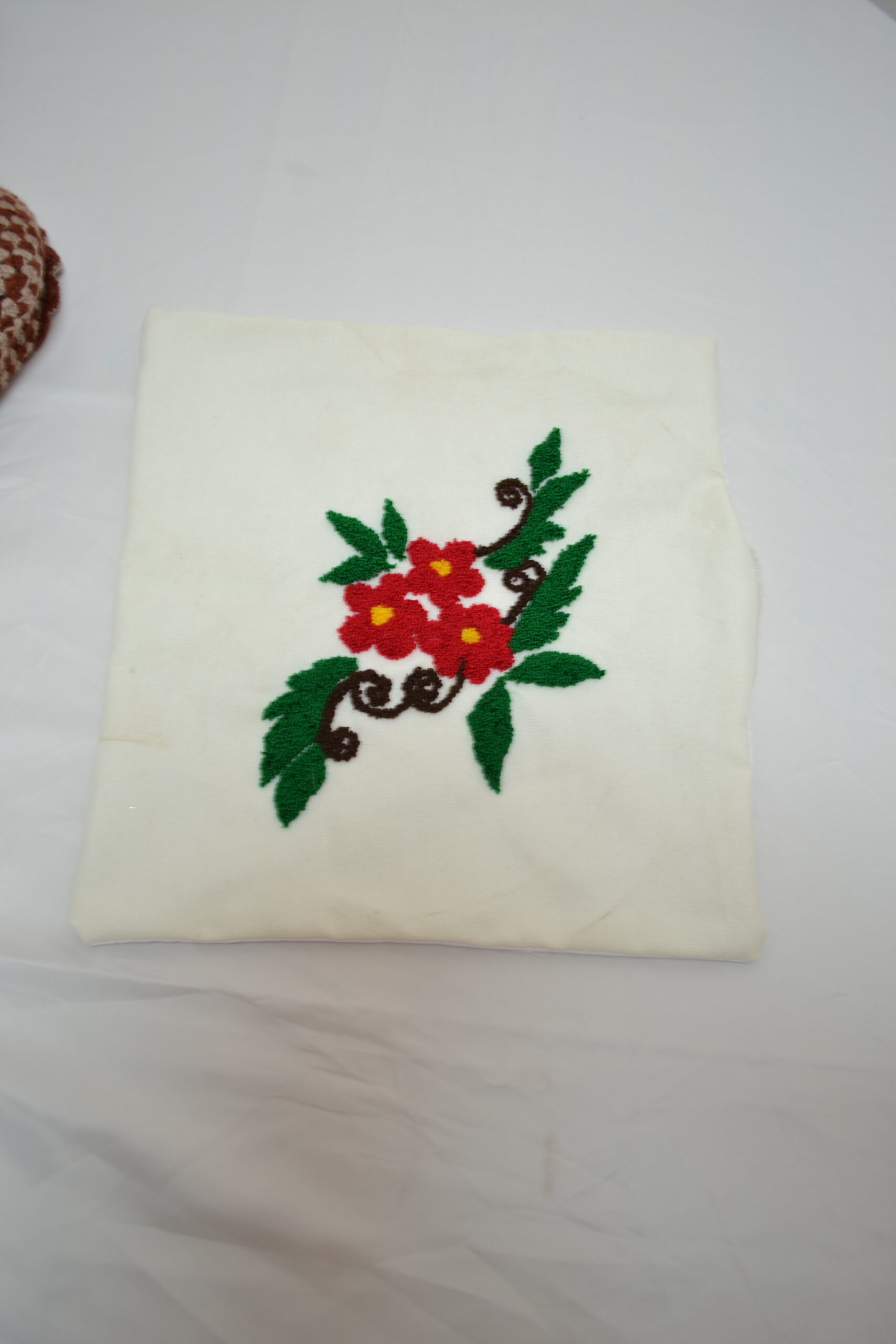 Coussin brodé à la main