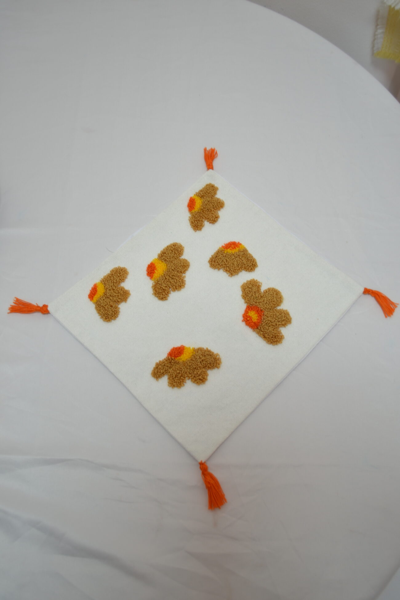 Coussin brodé à la main