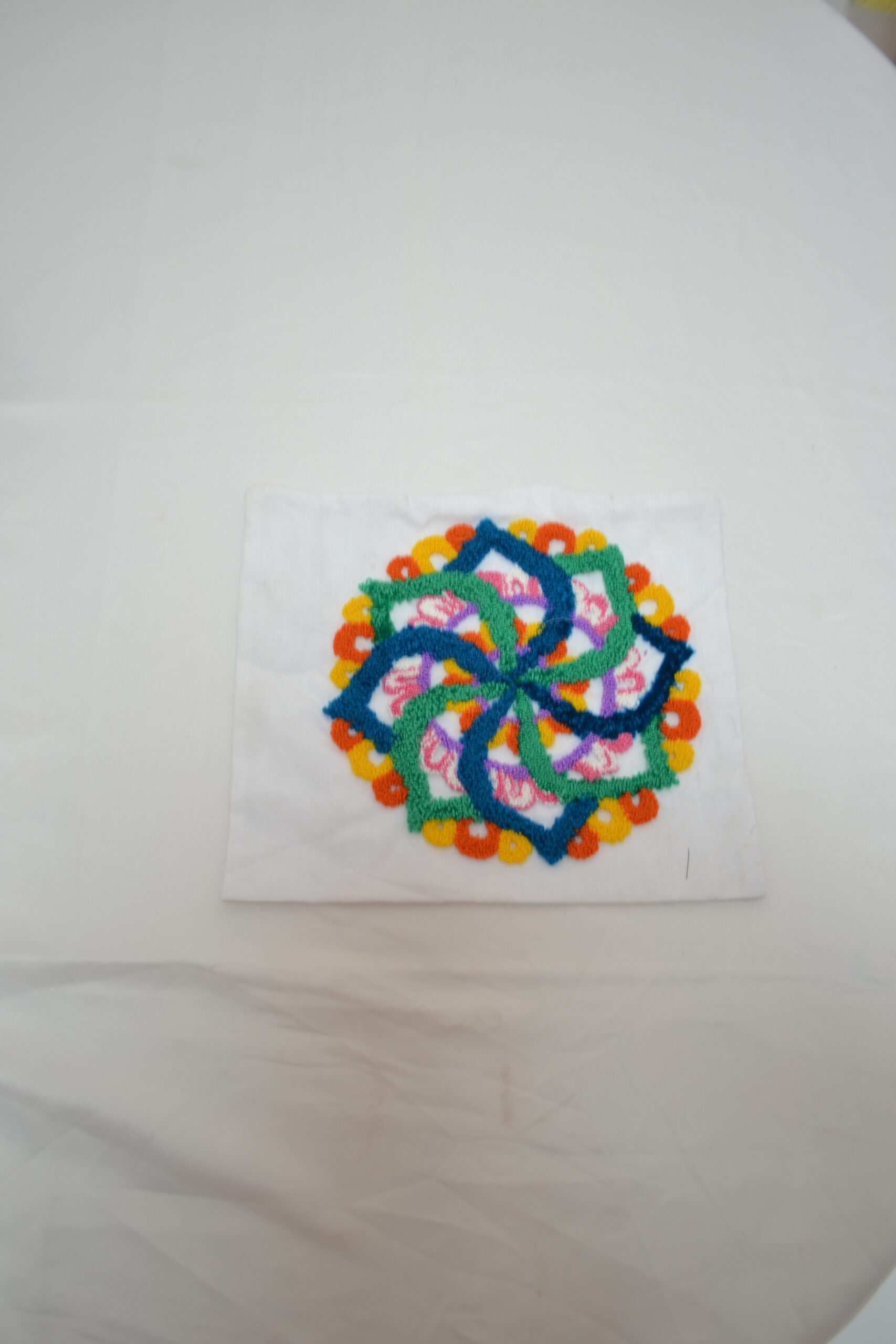 Coussin brodé à la main