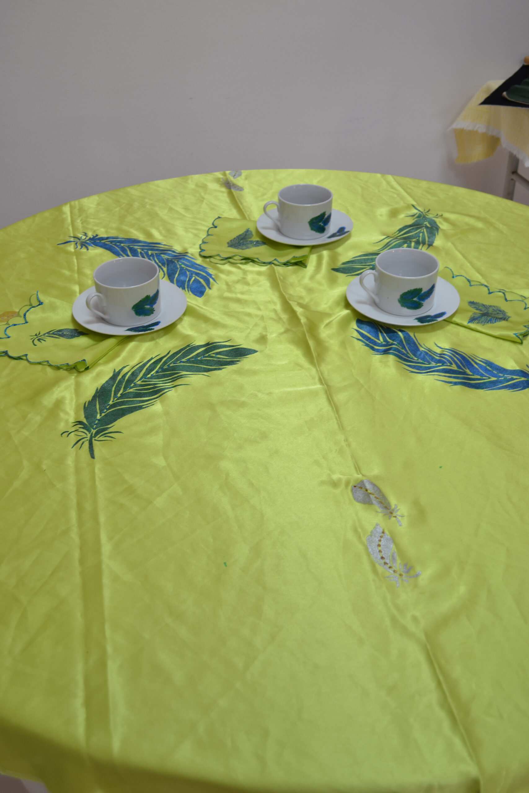 Nappe brodée à la main Plus cups