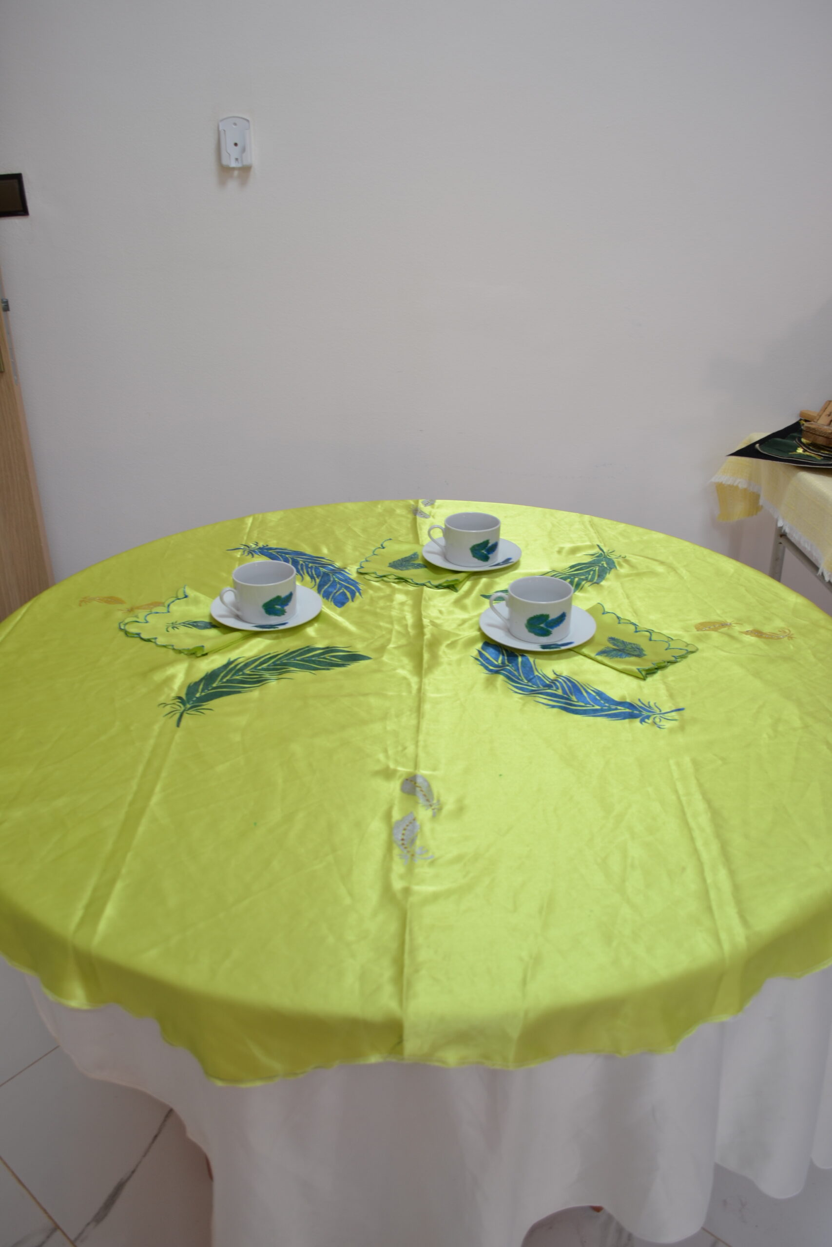 Nappe brodée à la main Plus cups - Image 2