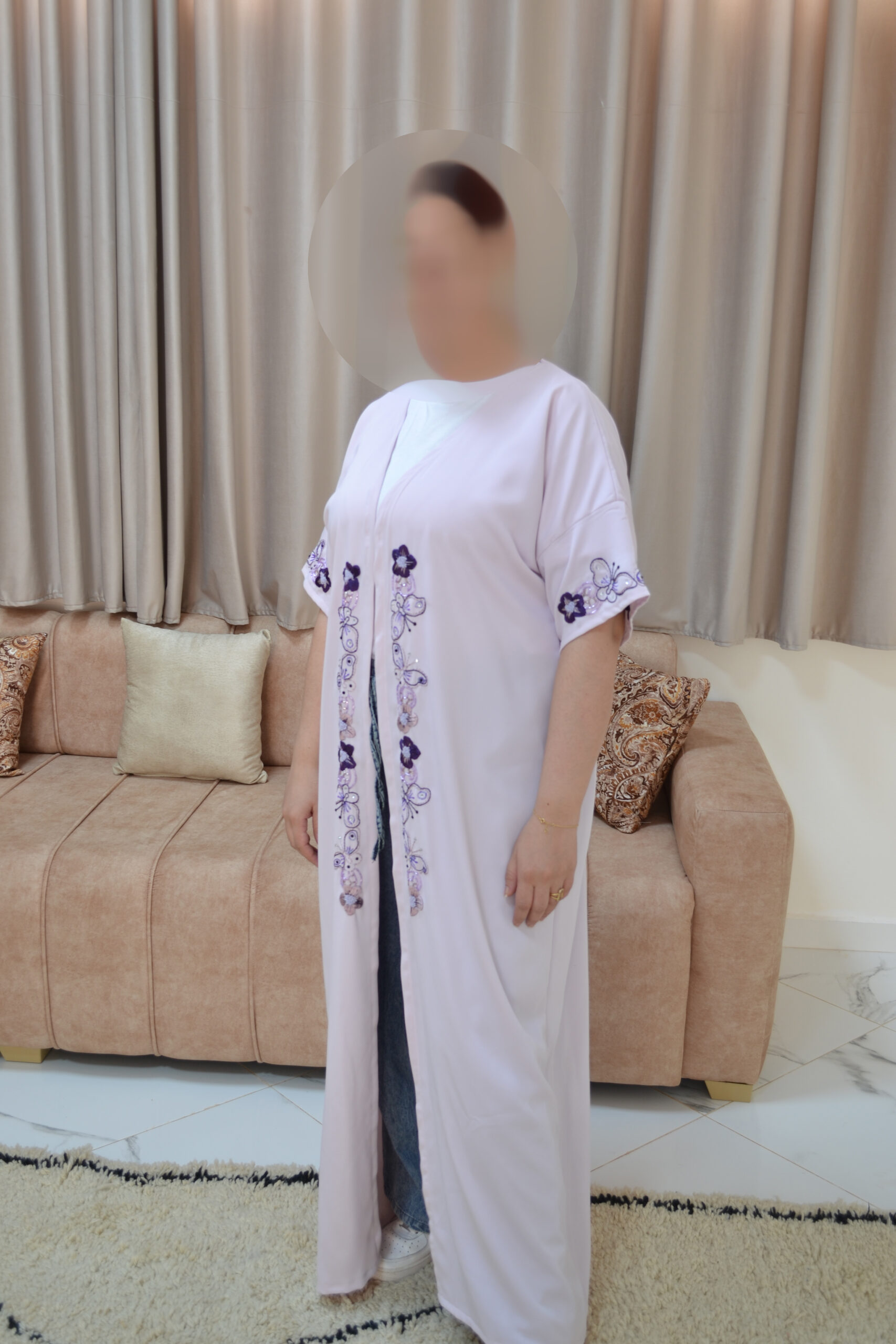 Cape luxueuse à motifs dorés et noirs