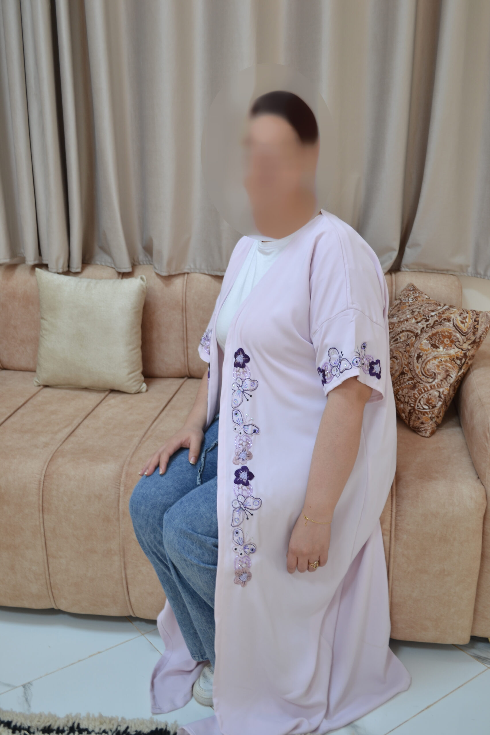 Cape luxueuse à motifs dorés et noirs - Image 3