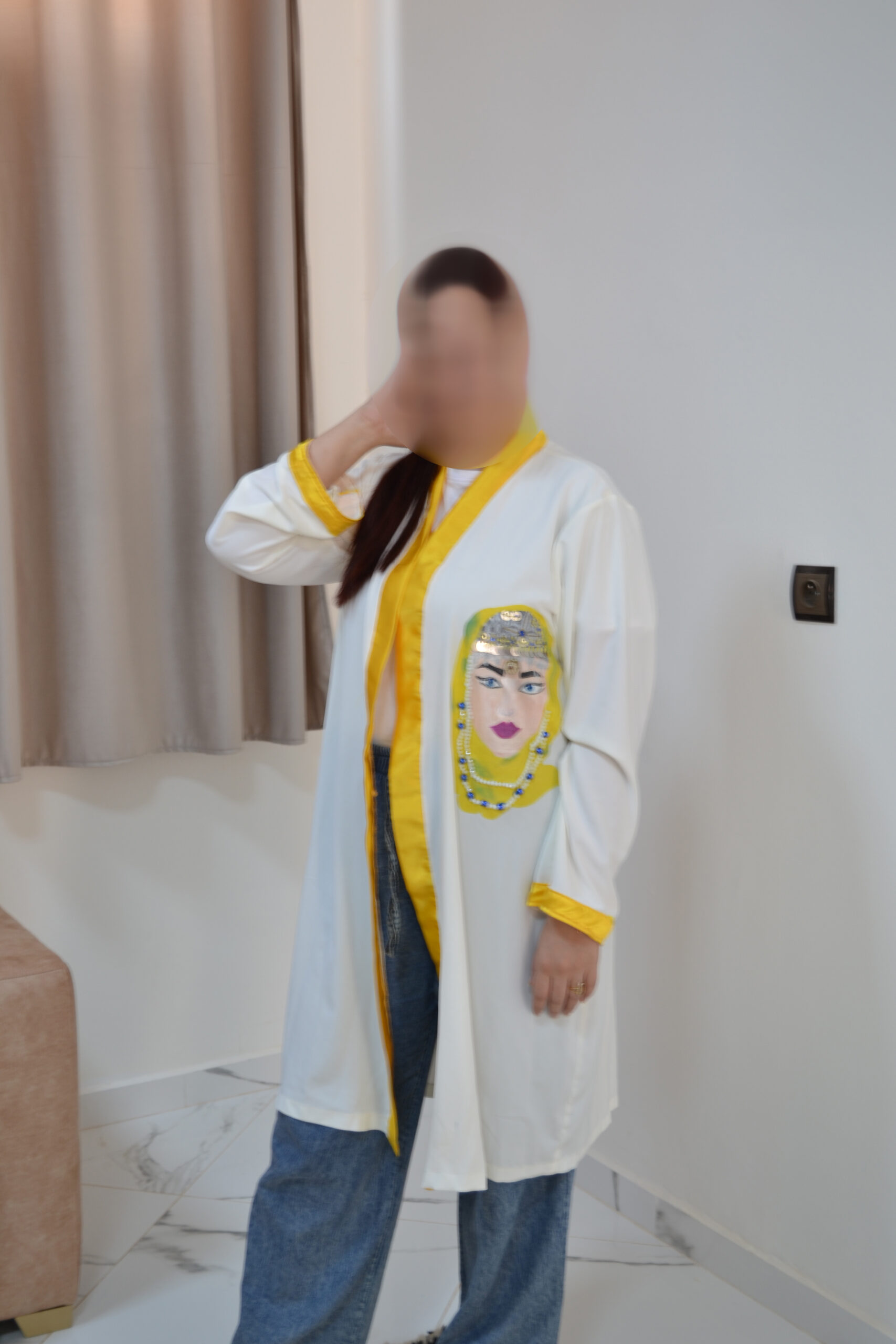 caps blanc avec détails élégants