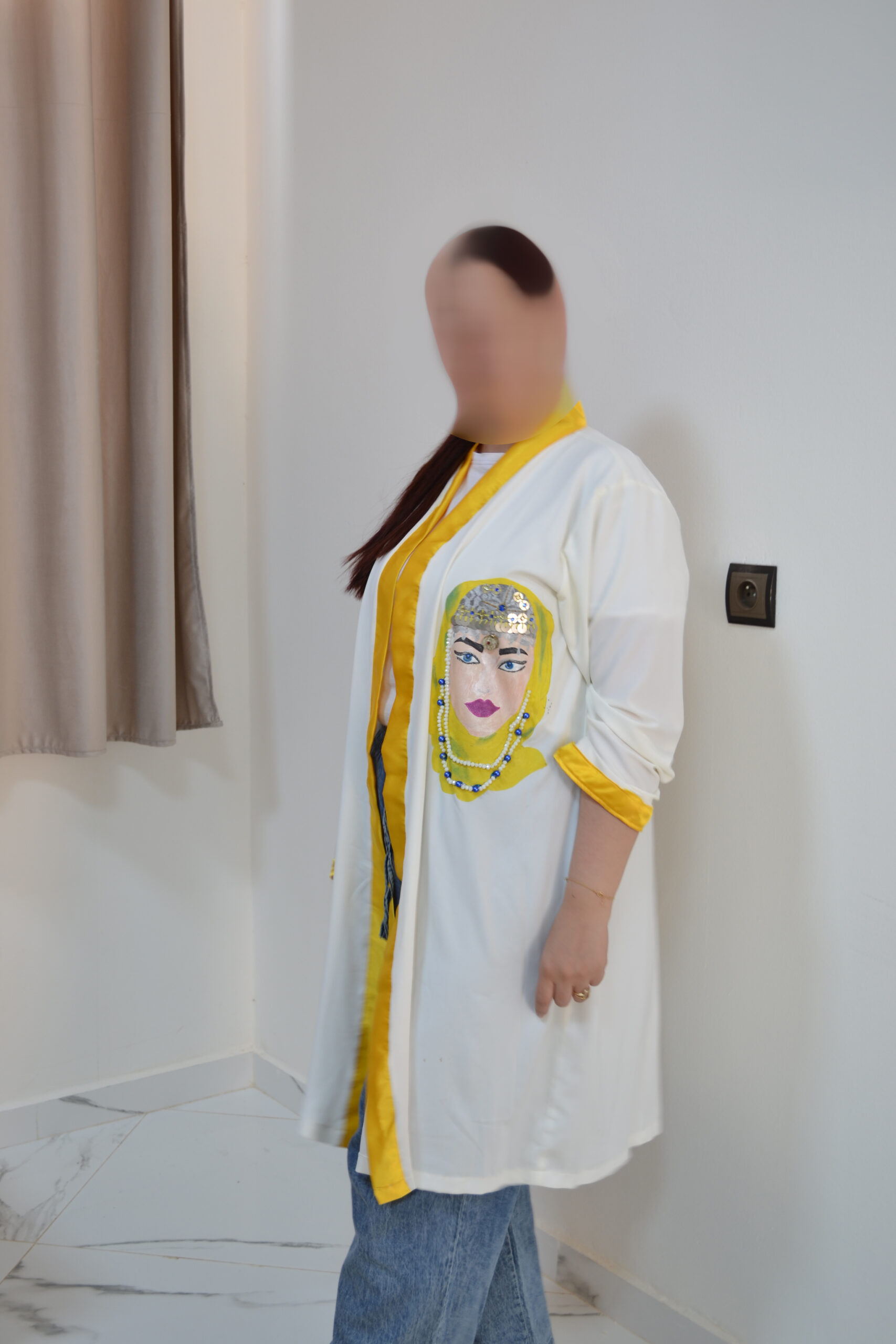 caps blanc avec détails élégants - Image 2