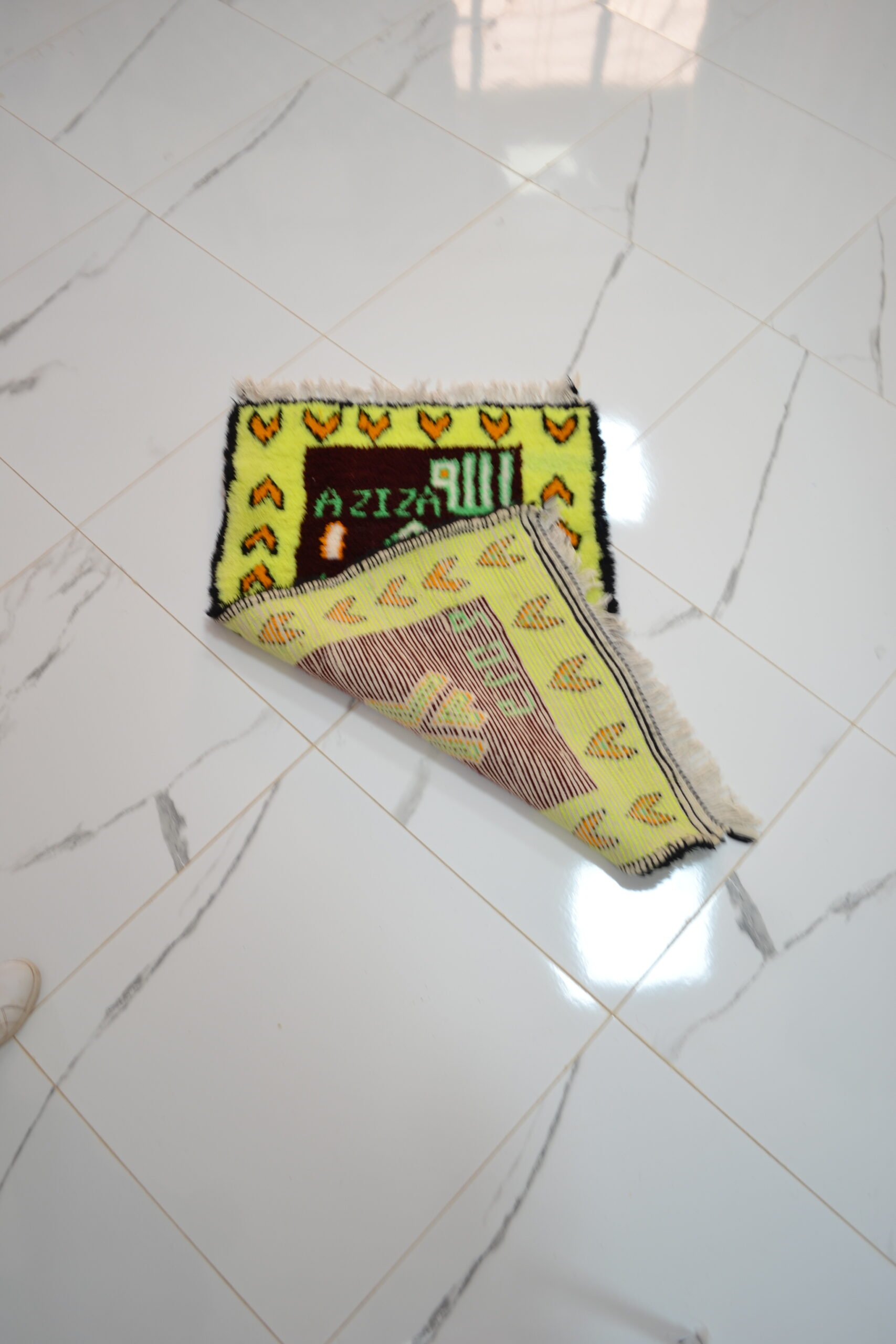 Tapis marron avec symbole et l’écriture "AZIZA" - Image 2