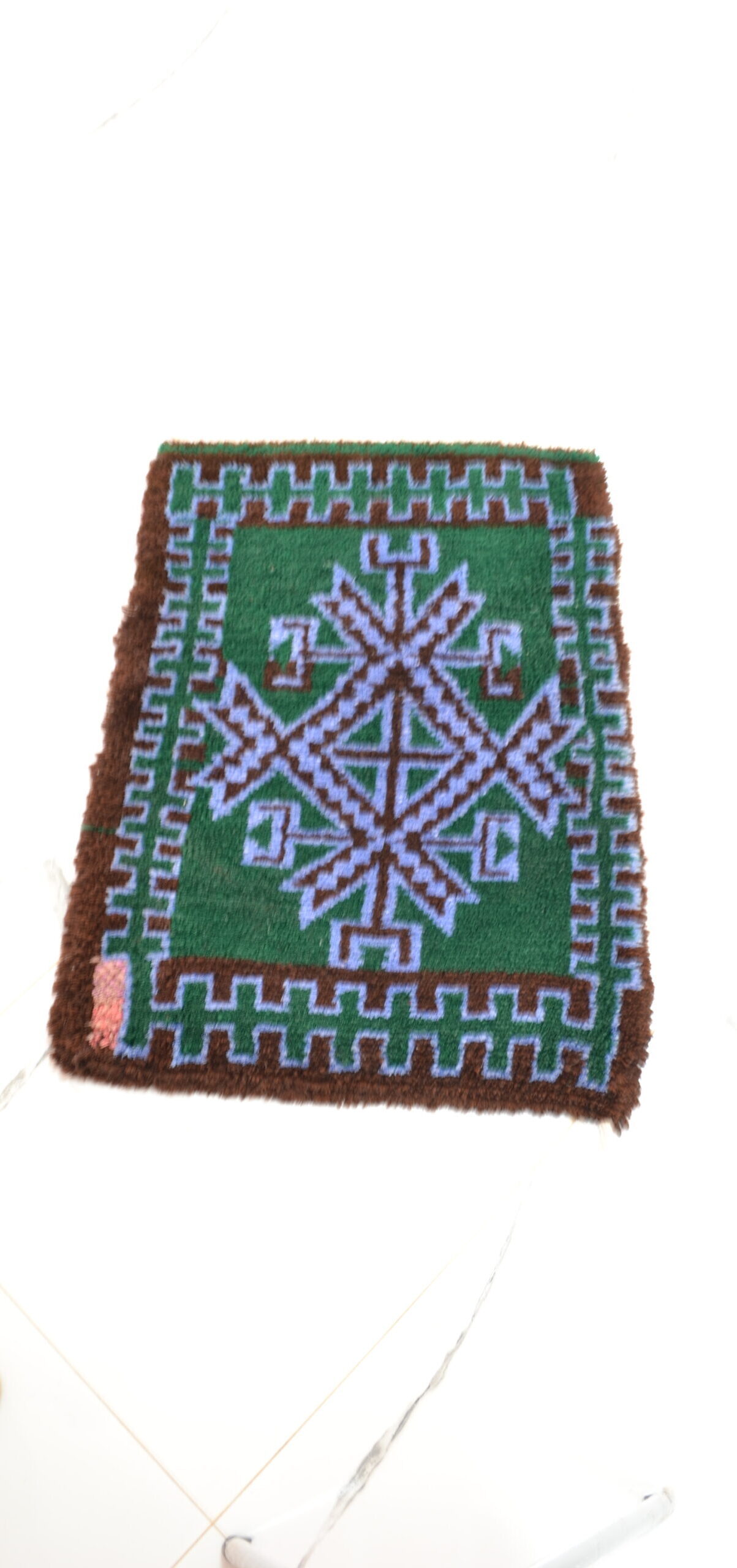 Tapis vert à motifs géométriques violets