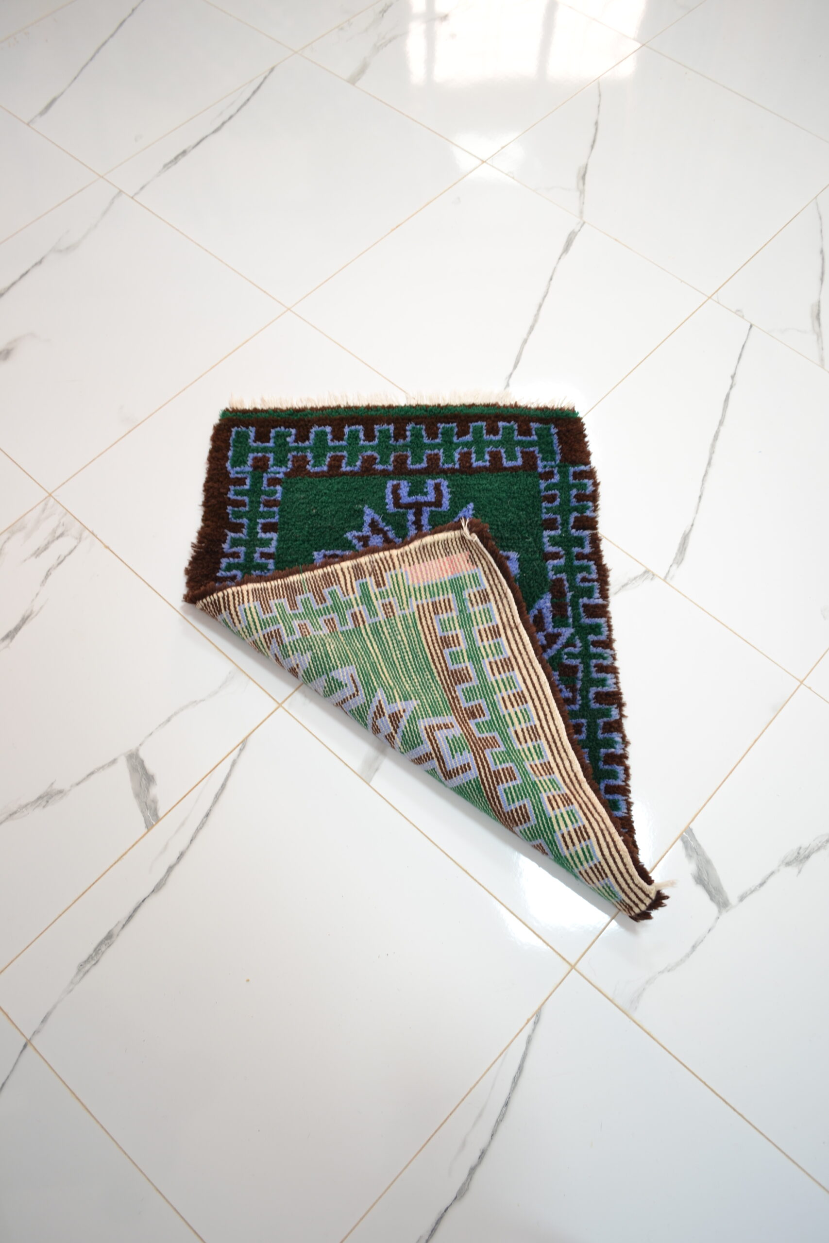 Tapis vert à motifs géométriques violets - Image 2