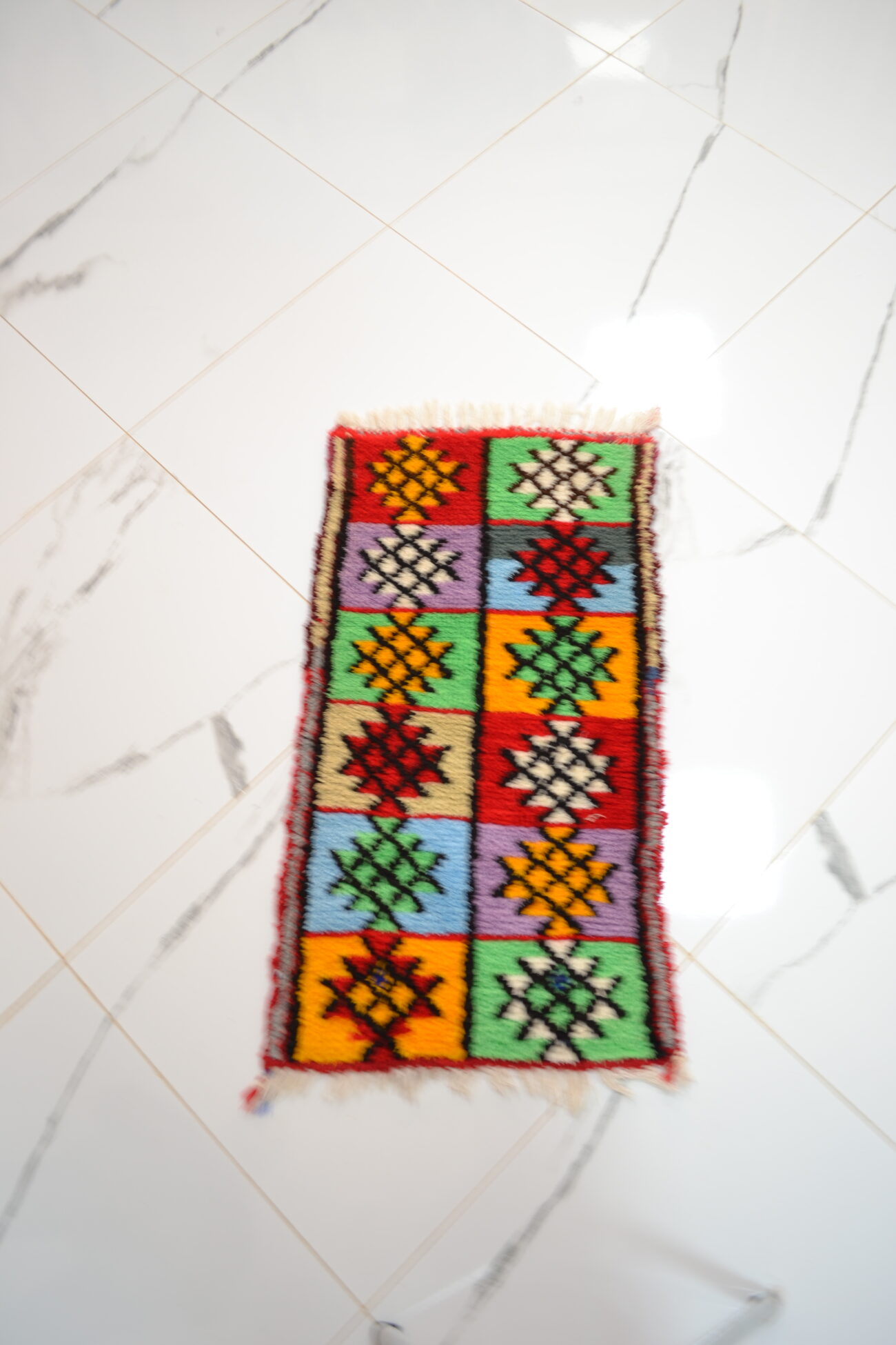 Petit tapis multicolore à carrés symétriques