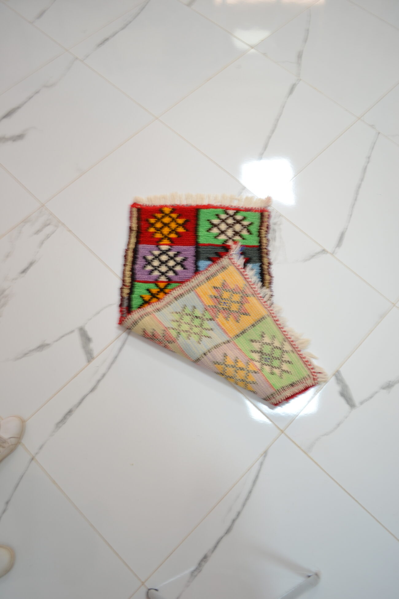 Petit tapis multicolore à carrés symétriques - Image 2