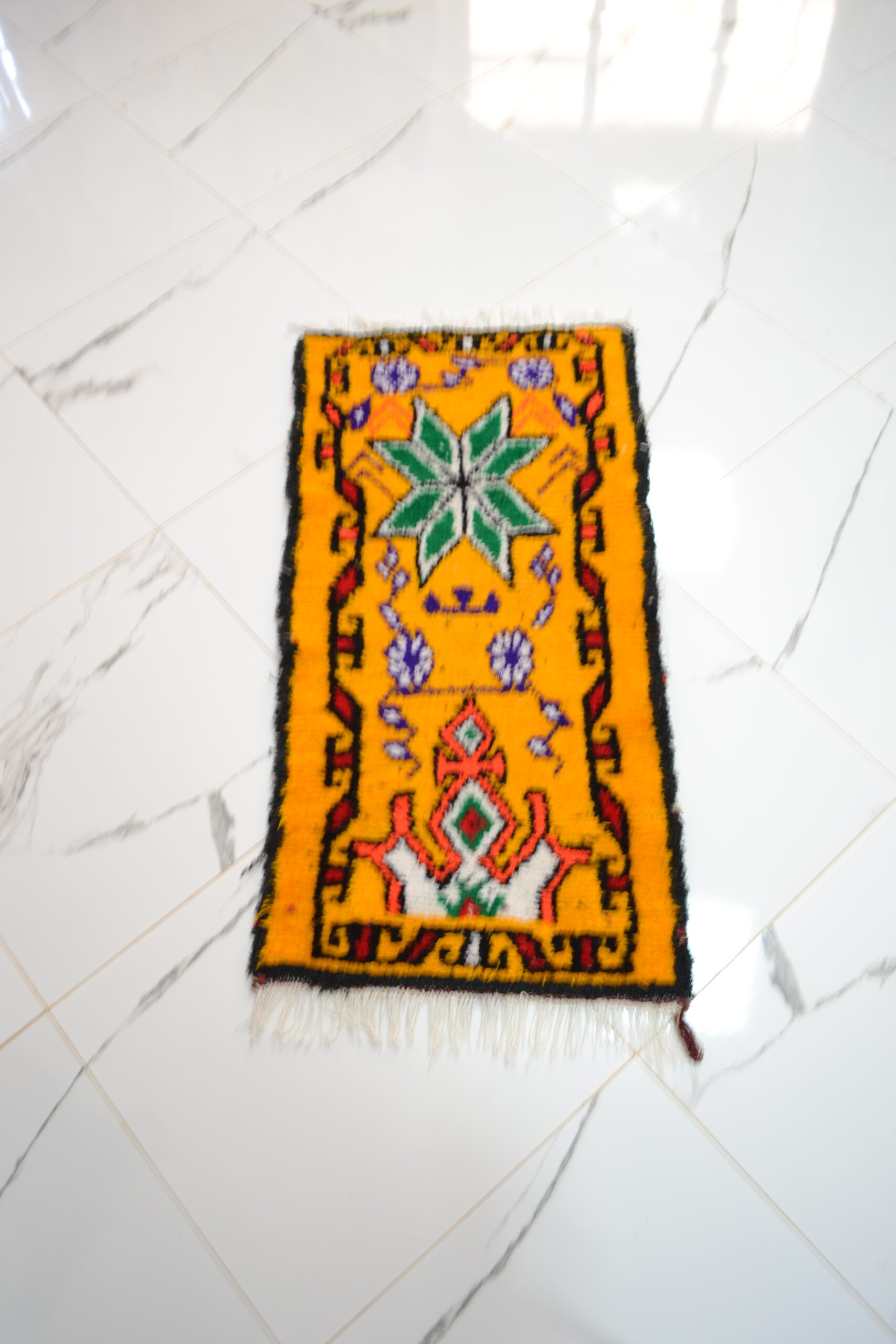 Tapis jaune avec grande étoile verte