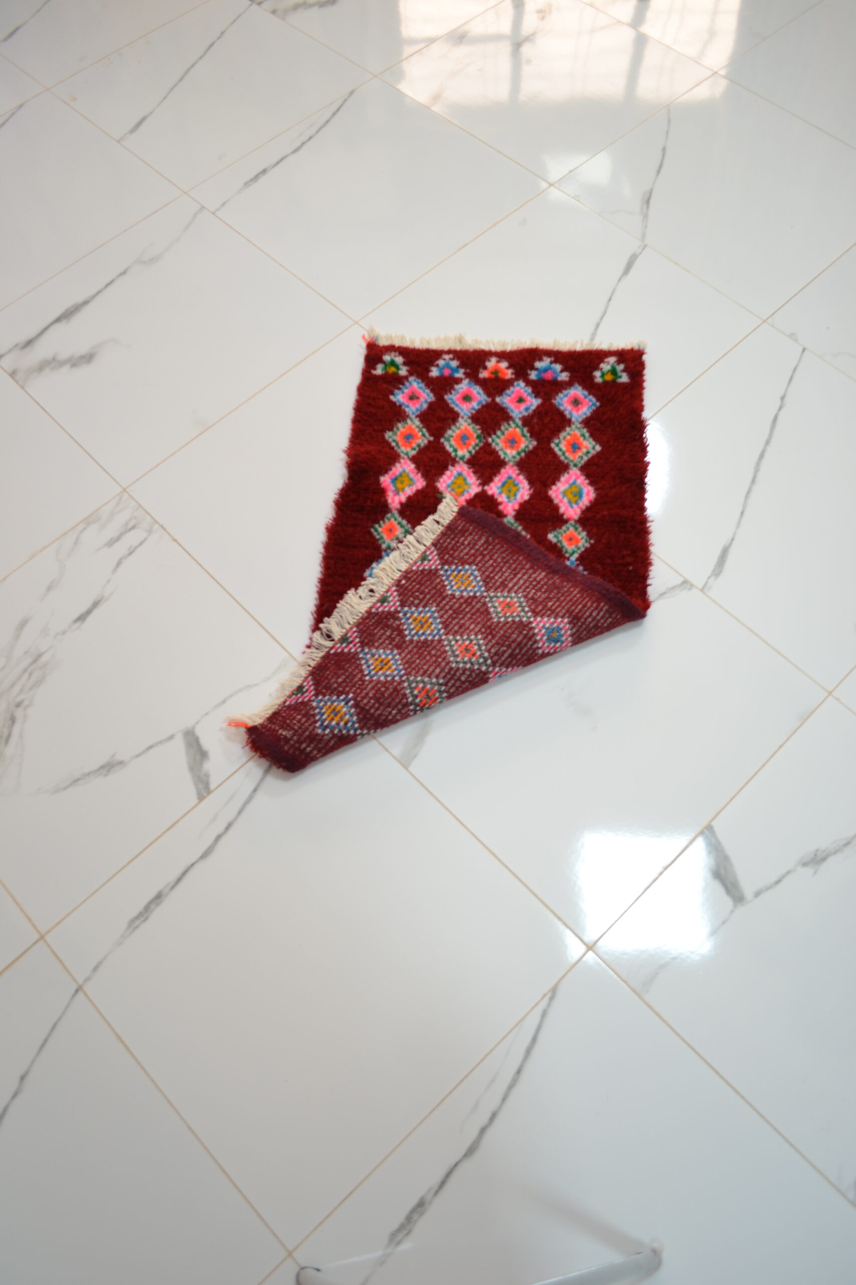 Tapis rouge à motifs losangés répétés - Image 2