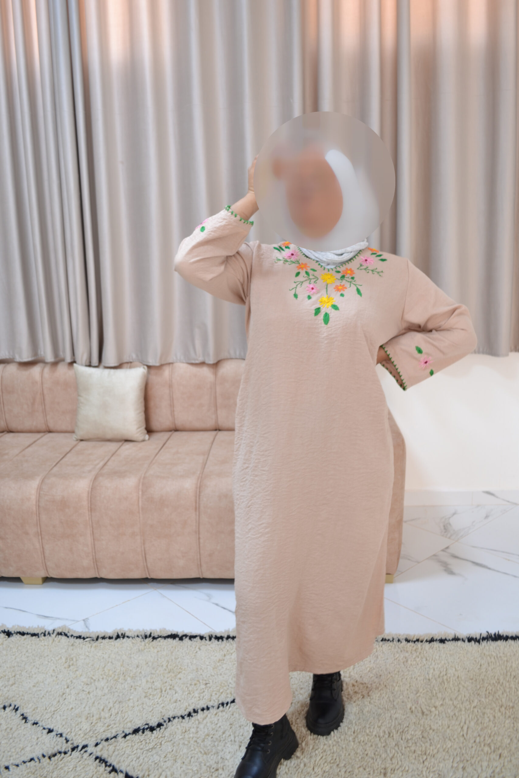 Jellaba beige douce avec une finition élégante