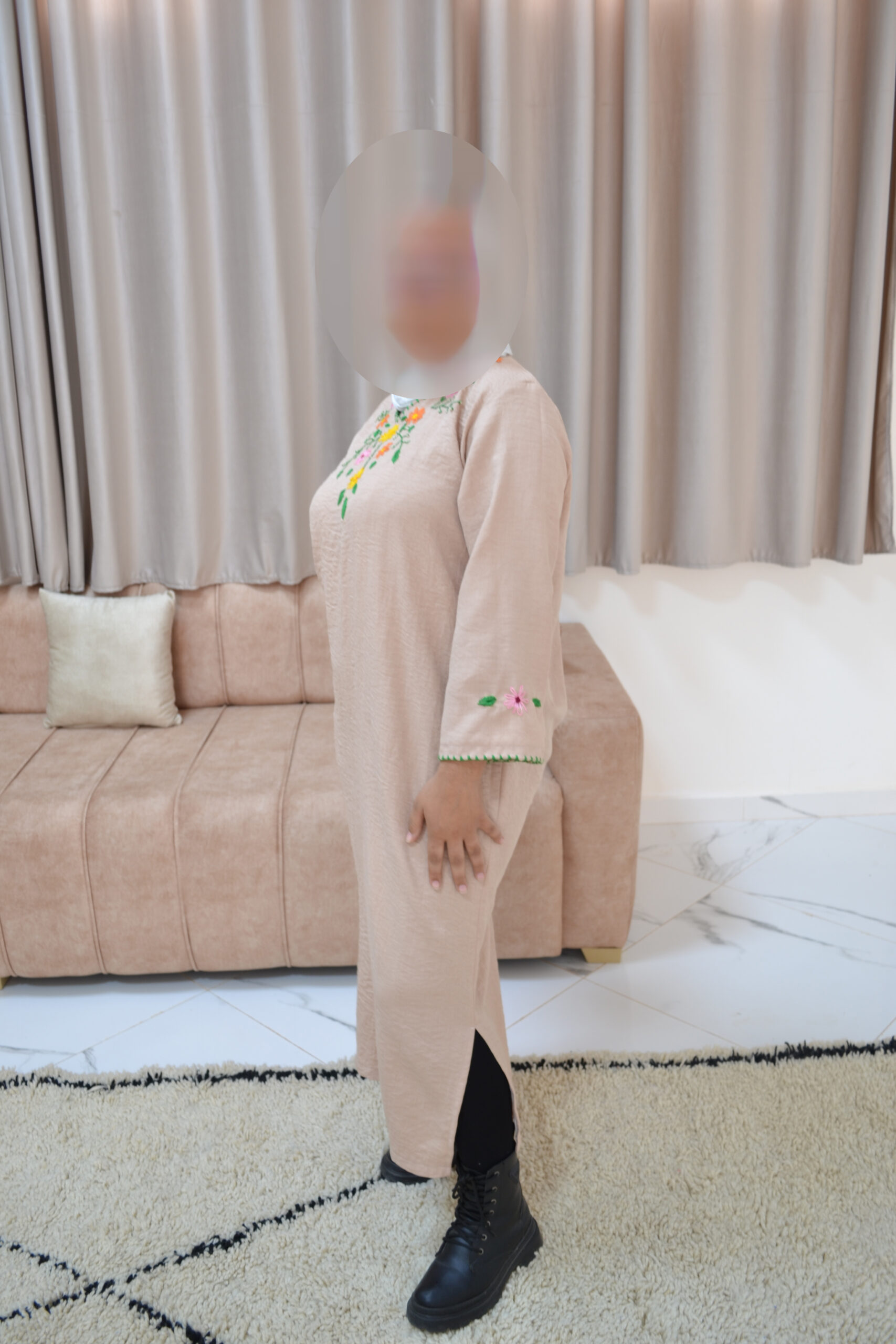 Jellaba beige douce avec une finition élégante - Image 2