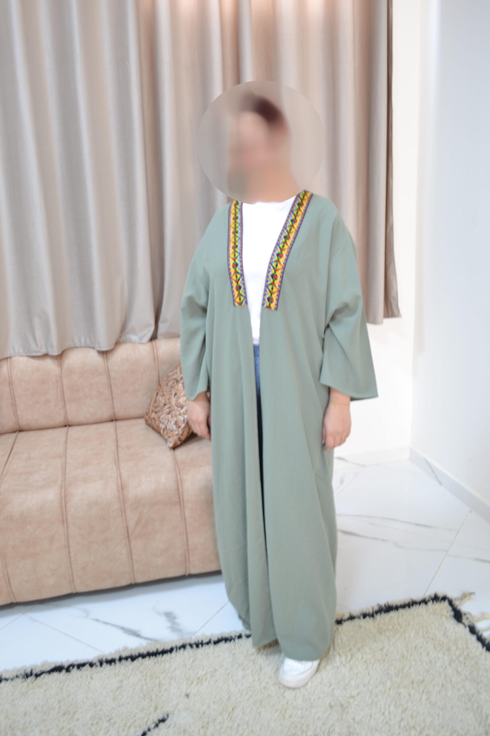 Jellaba gris avec broderie dorée subtile