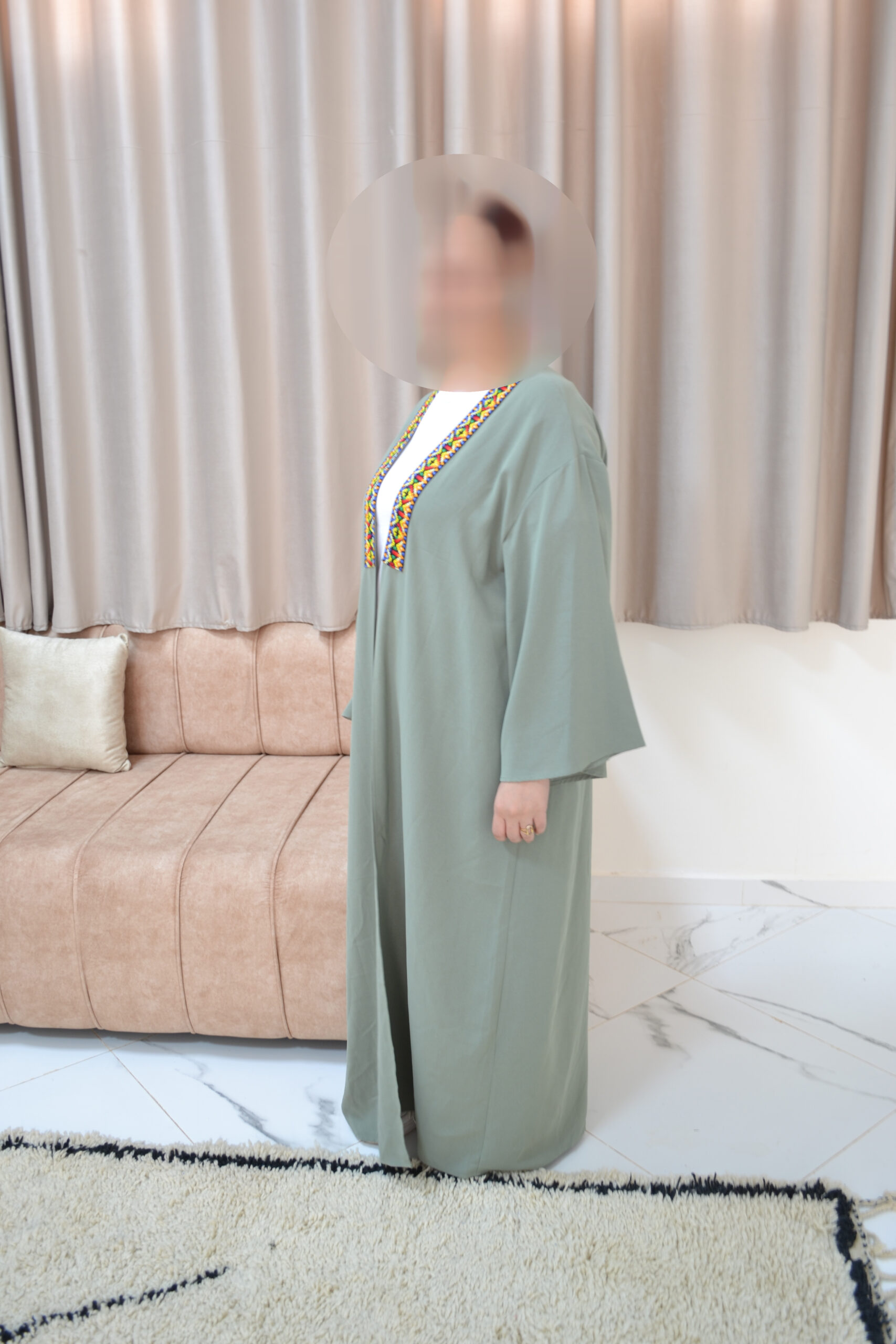 Jellaba gris avec broderie dorée subtile - Image 3