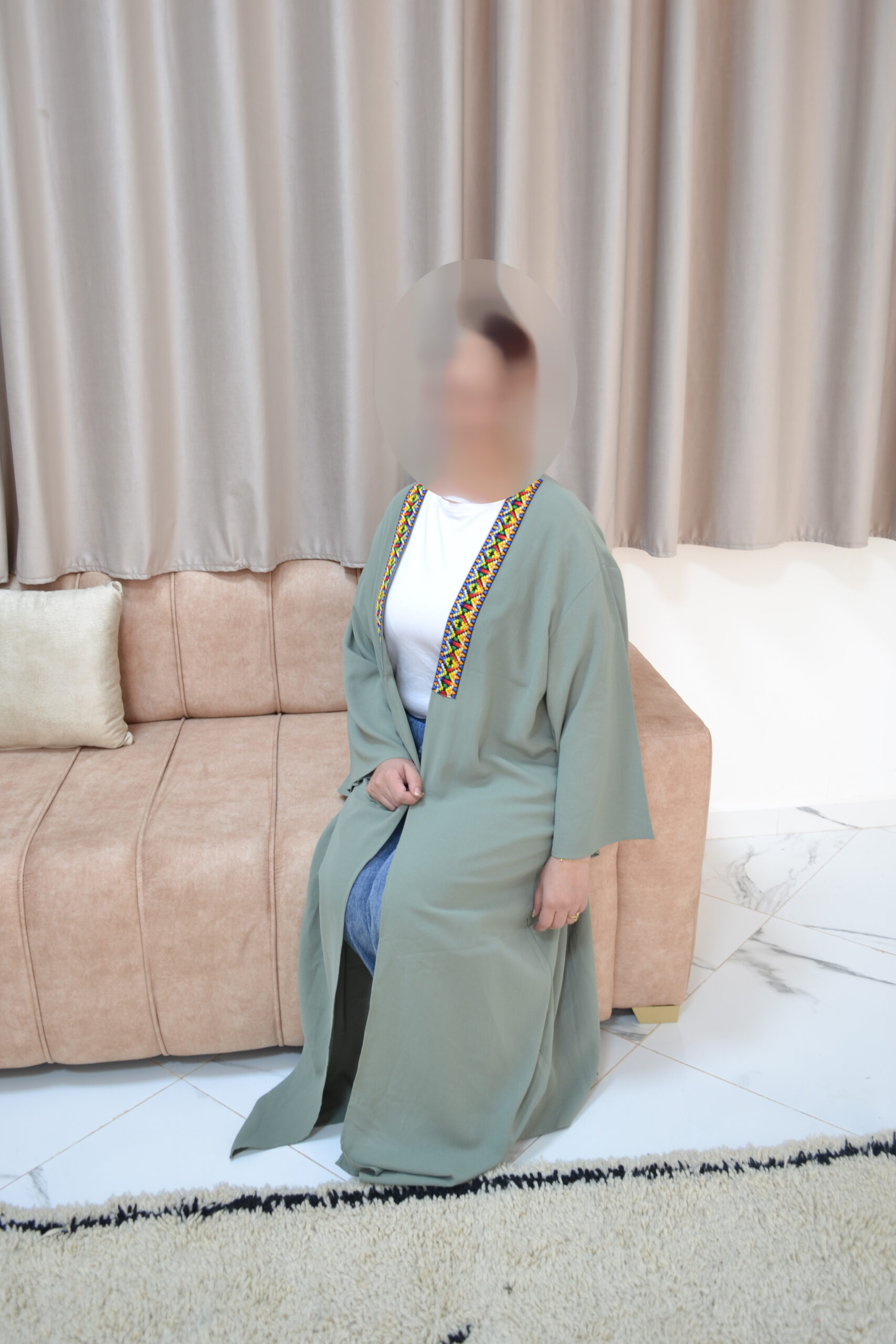 Jellaba gris avec broderie dorée subtile - Image 2